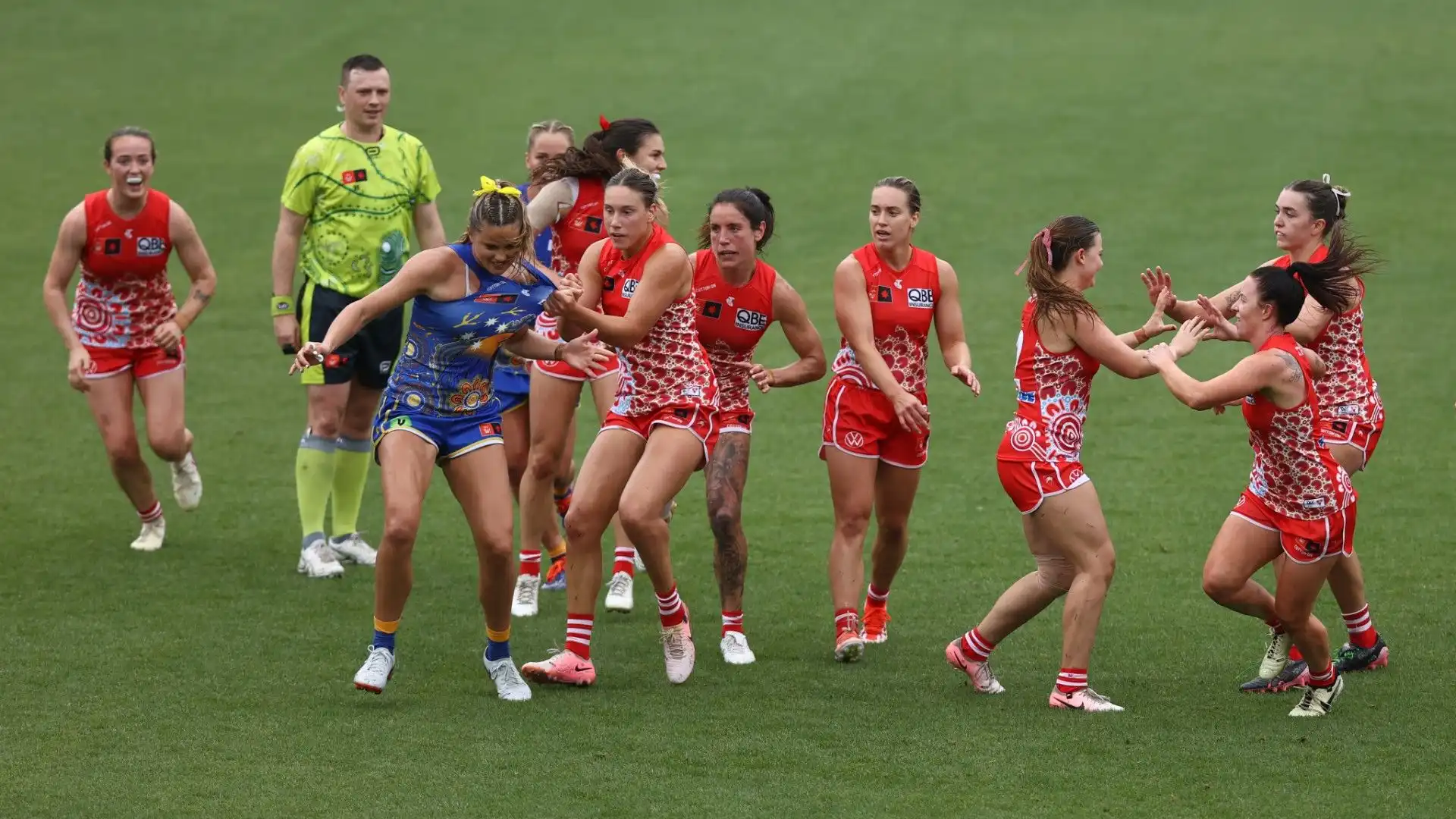 Si è scatenata una maxi rissa che ha coinvolto diverse atlete