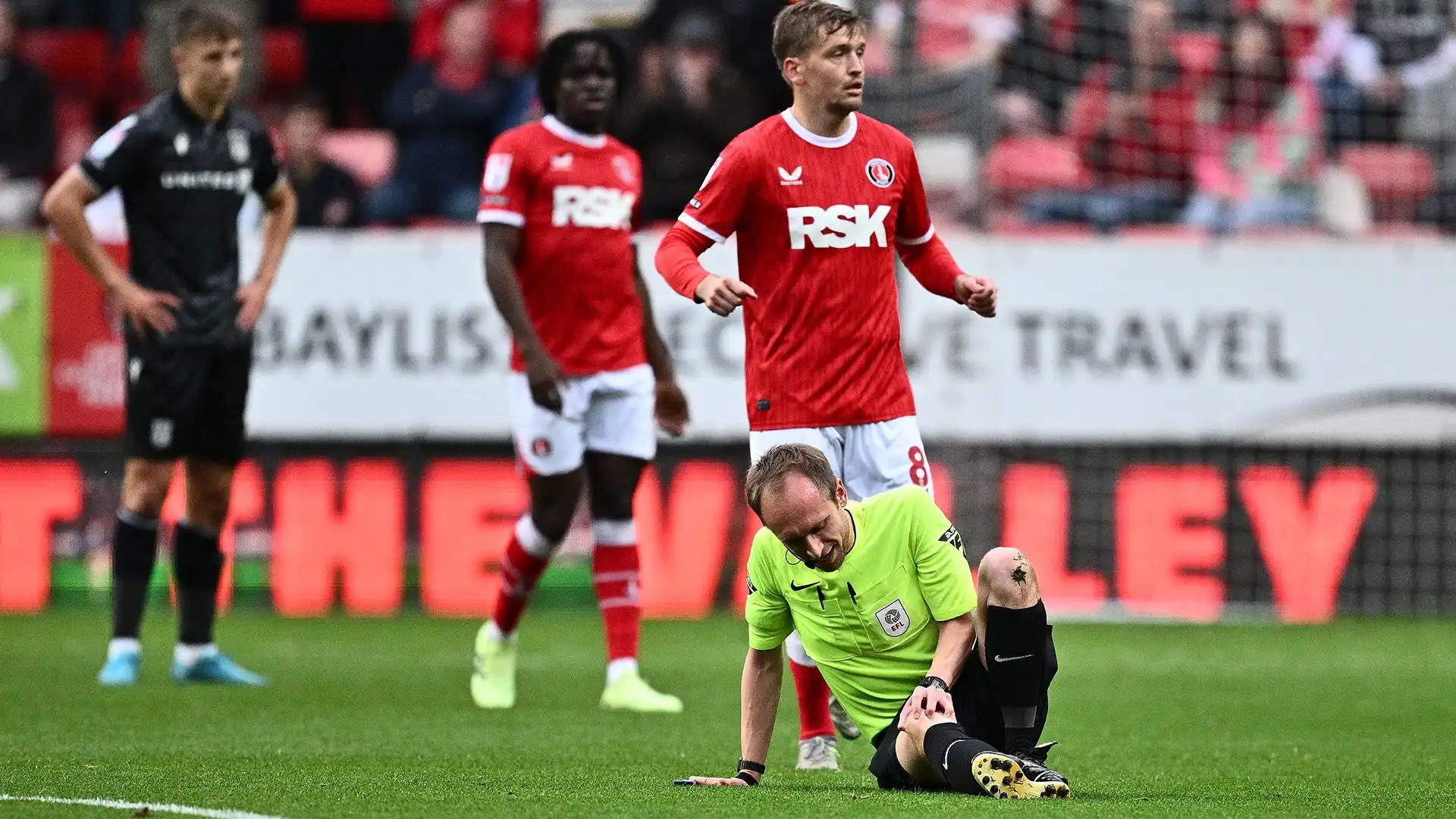 Charlton Athletic-Wrexham è stata interrotta per diversi minuti a causa dell'infortunio dell'arbitro