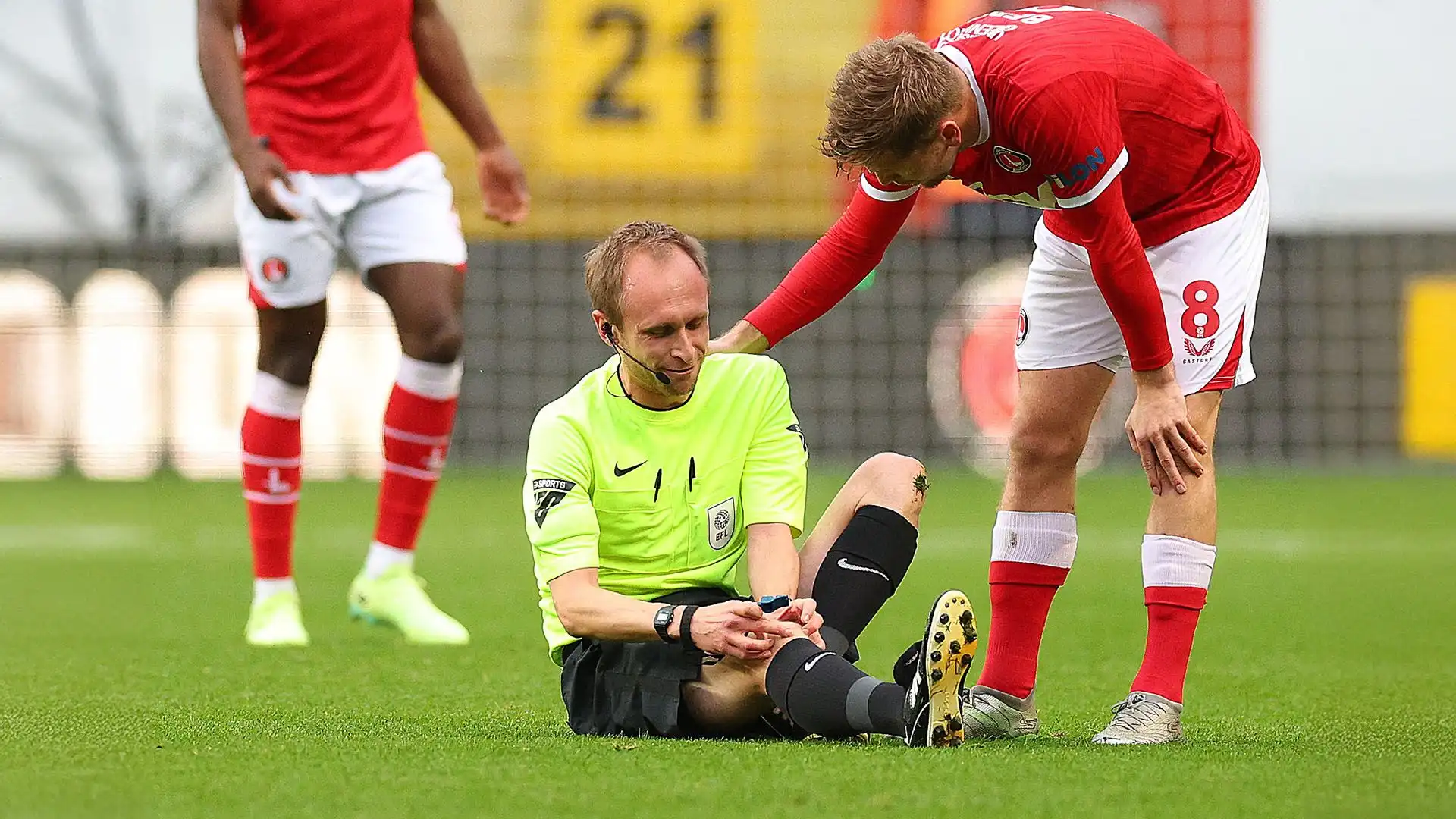 Il ginocchio dell'arbitro fa crack: partita interrotta. Le foto