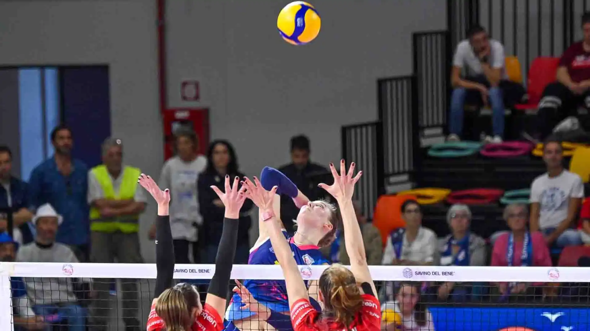 La squadra di coach Gaspari fatica inizialmente a trovare le misure alla compagine rumena, spesso avanti nel punteggio e in grado di impensierire le toscane nei primi due parziali, conclusi entrambi sul finale dalla Savino Del Bene Volley per 25-20.