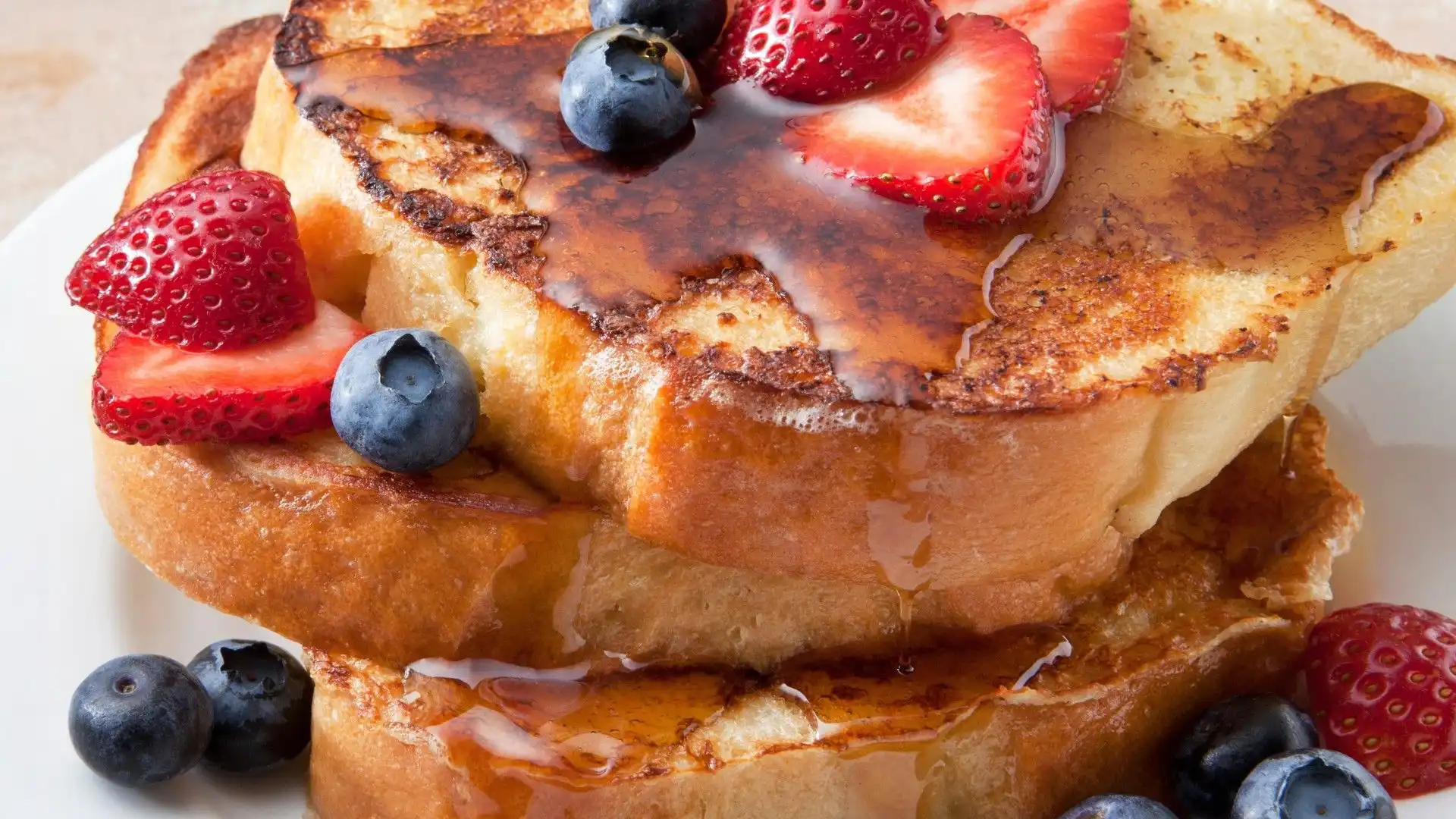 Negli hotel va a ruba: il french toast non è altro che pane inzuppato in uova e latte, poi fritto. Generalmente si accompagna con frutta o miele