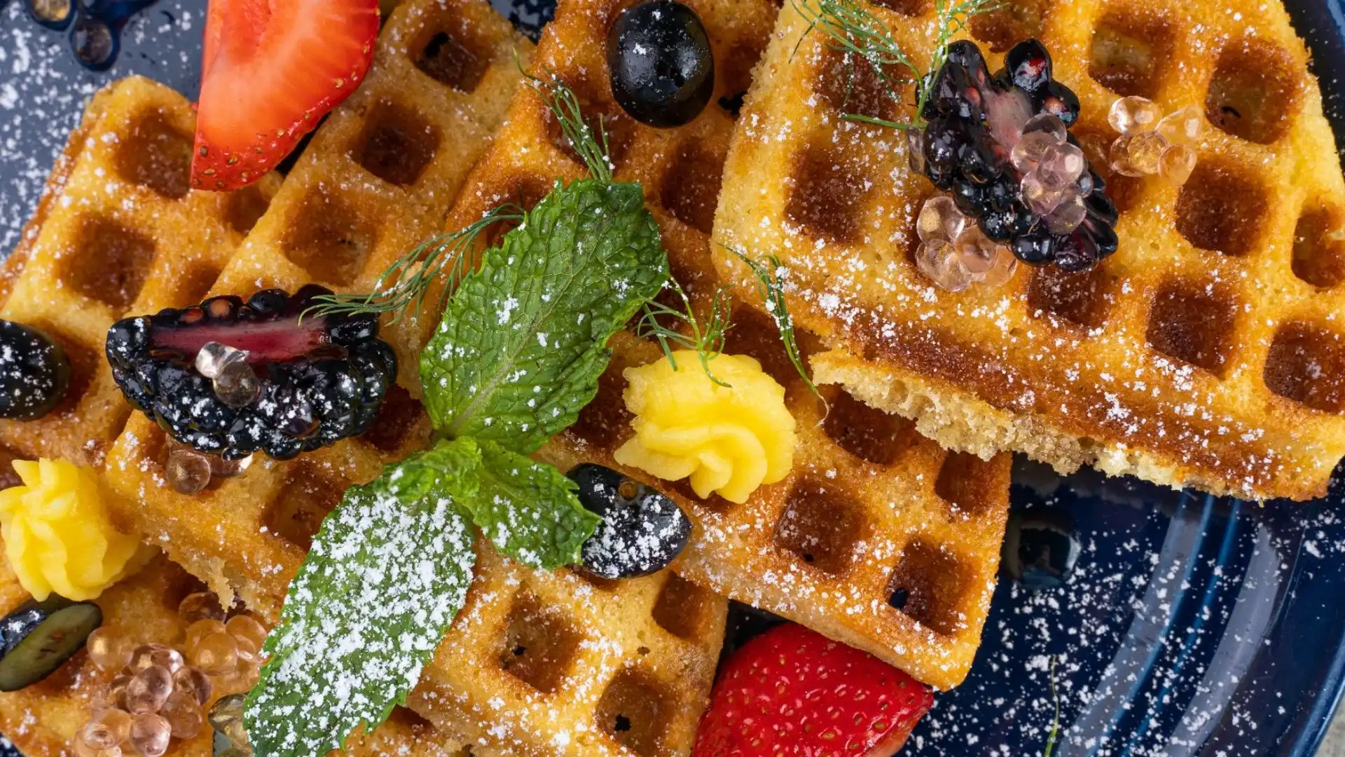 Gli waffle sono buonissimi, specialmente se accompagnati da frutta fresca o sciroppo d'acero