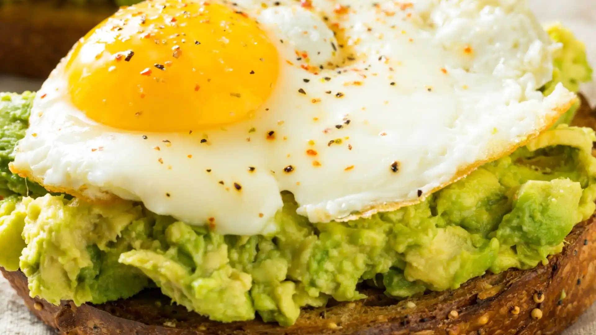 Per una colazione nutriente opta per un toast farcito con avocado e salmone. Aggiungi un uovo e vedrai che bontà!