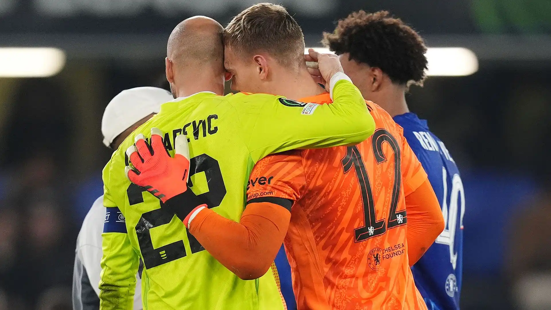 A fine partita il portiere del Chelsea Jorgensen ha consolato il suo collega avversario Cancarevic