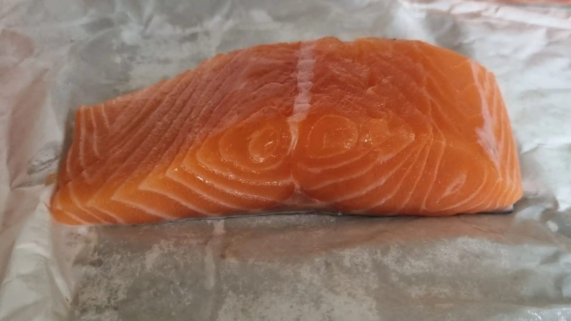 Come riconoscere il salmone fresco: 10 consigli per non farsi fregare. Le foto