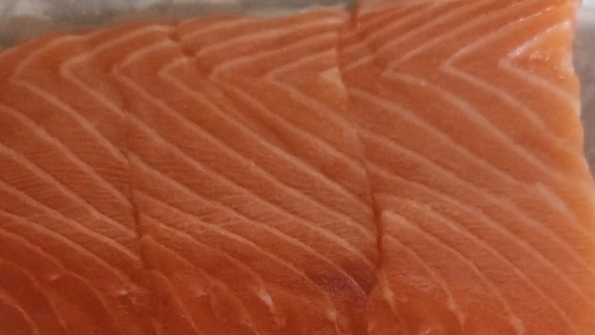 7- Le striature di grasso del salmone devono essere bianche, non gialline