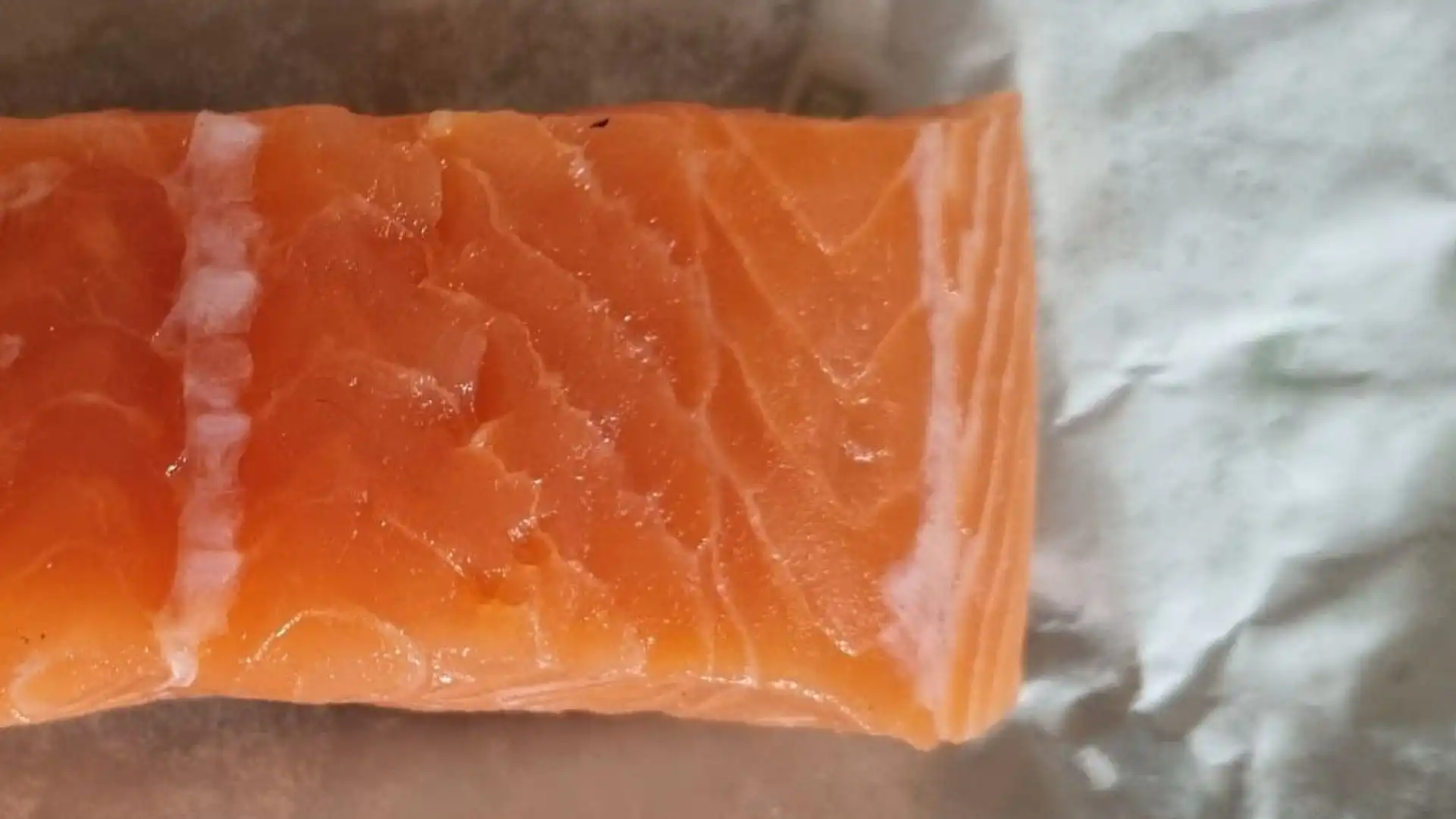 4- Assolutamente da evitare i pezzi di salmone con la pelle dal colore poco brillante o che si stacca facilmente