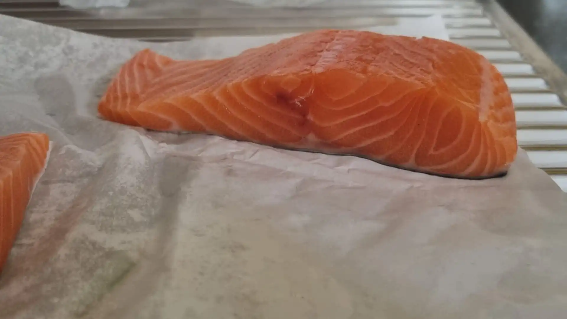 6- Il salmone fresco non dovrebbe rilasciare liquidi, quindi evita pezzi circondati da acquetta