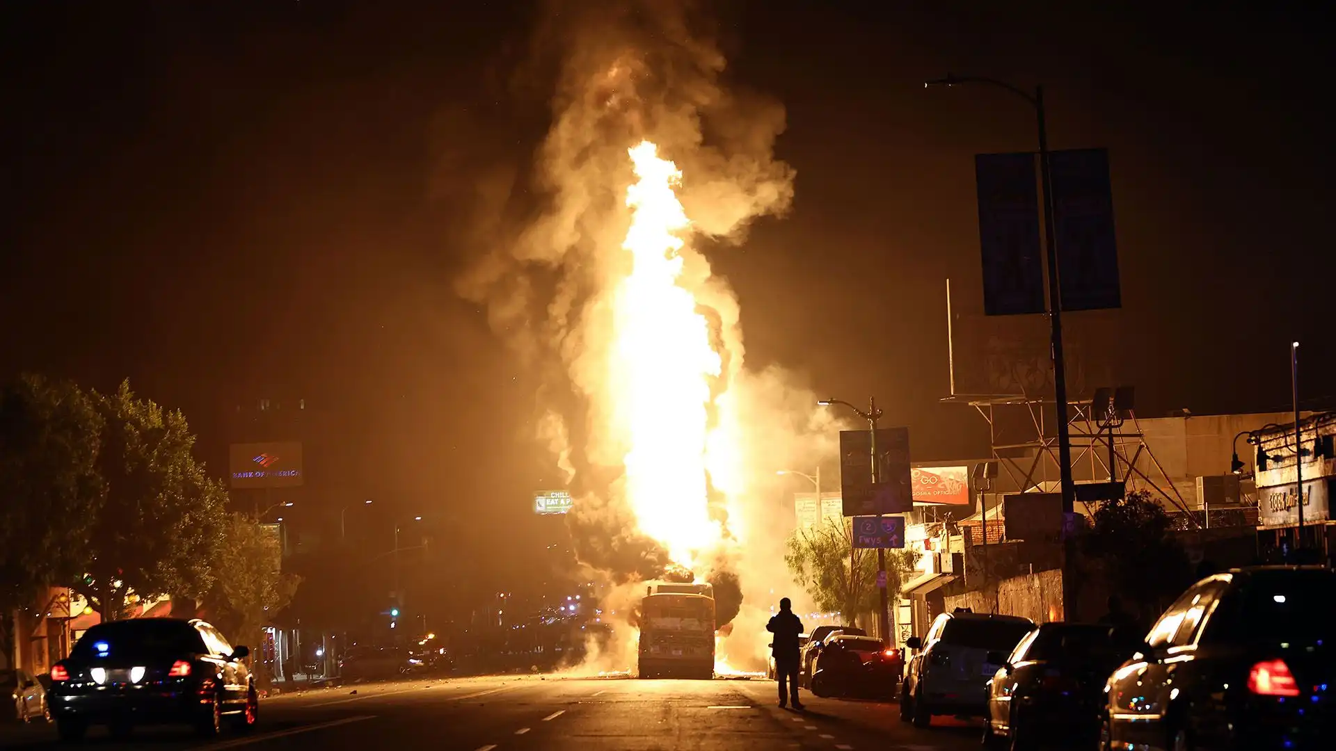 Los Angeles è diventata un inferno ed è addirittura stato incendiato un bus