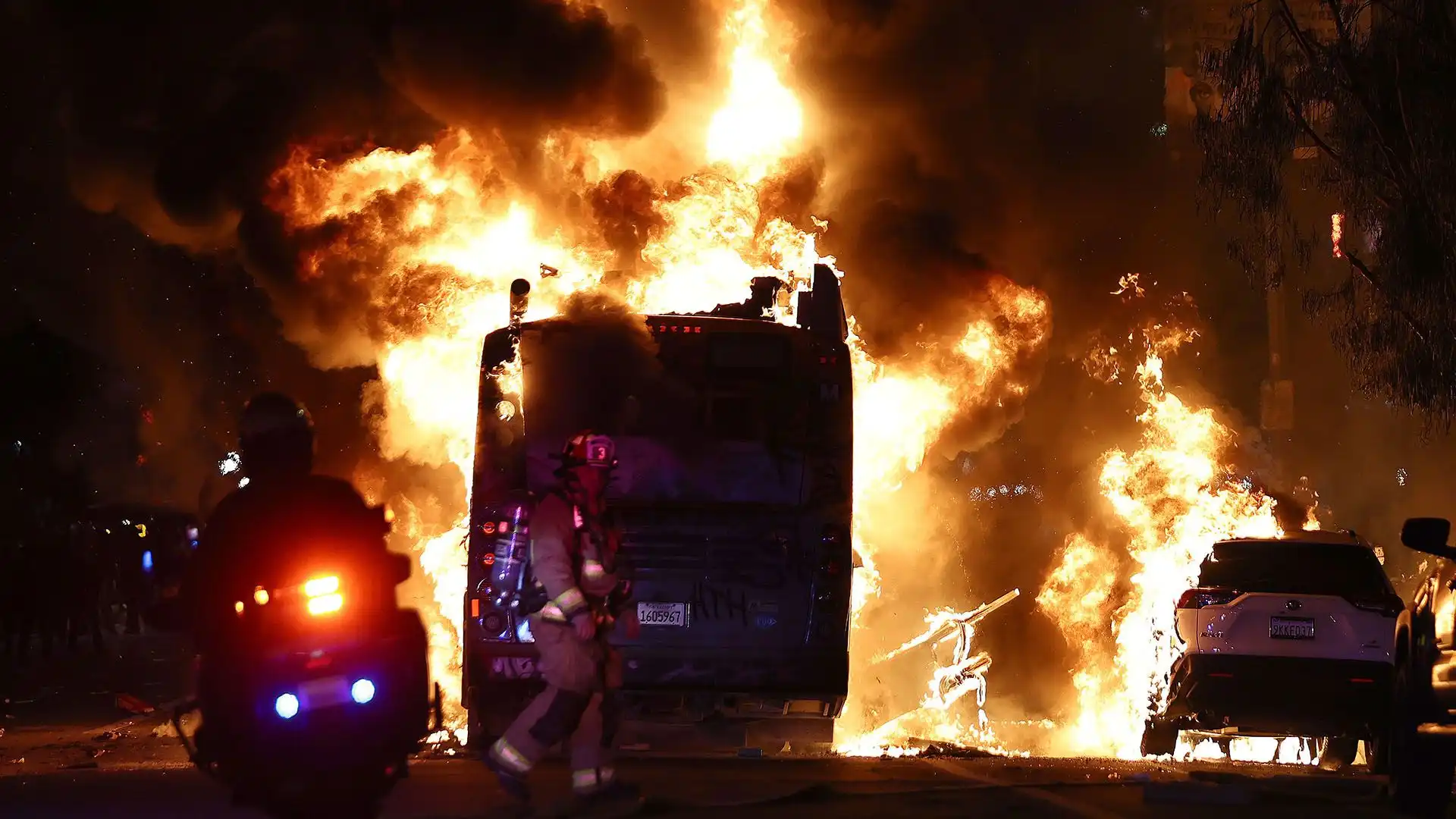 I Dodgers vincono, Los Angeles diventa un inferno: le foto del caos