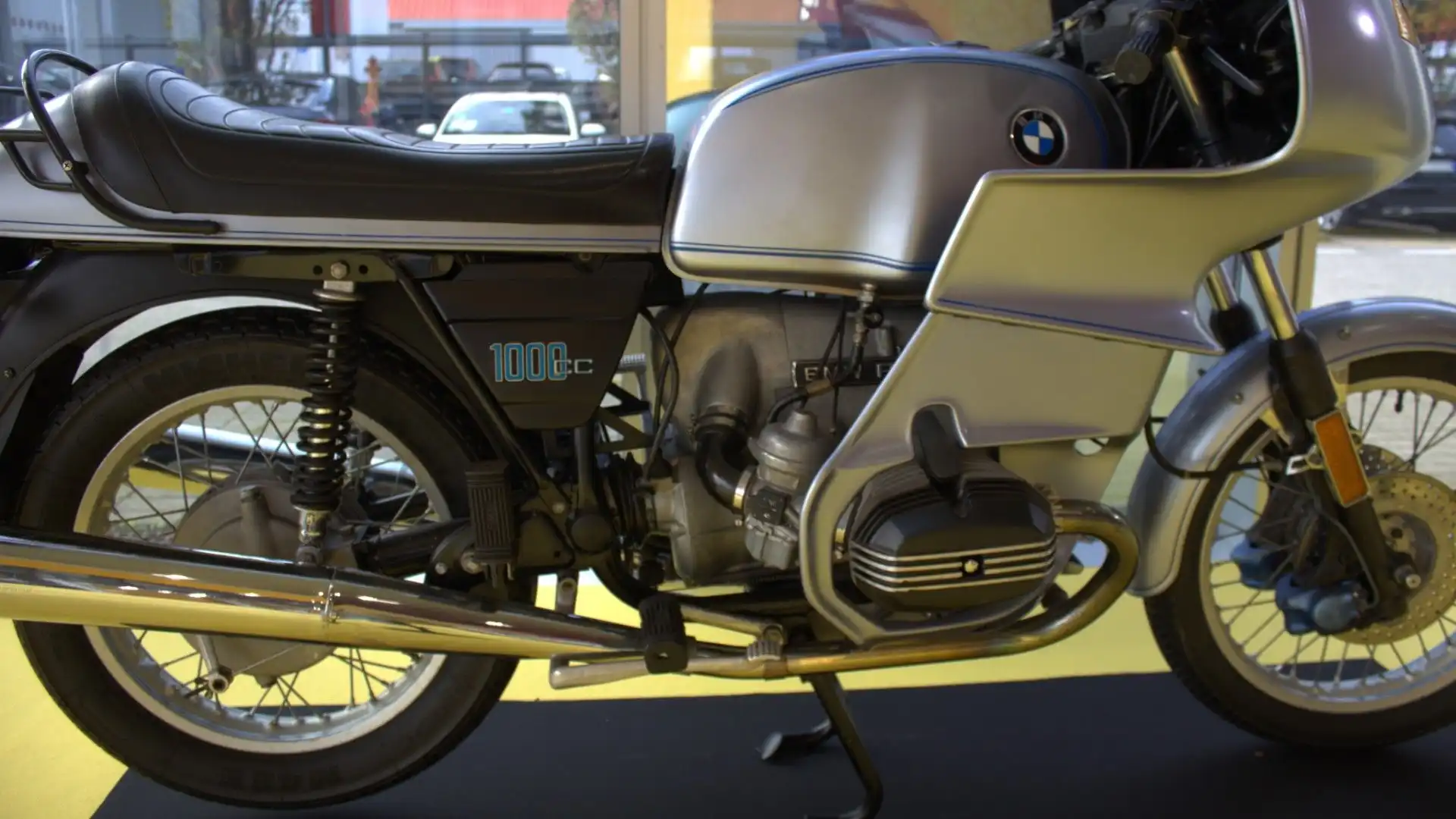 La BMW R 100 RS è la prima moto al mondo a essere dotata di serie di una carenatura integrale