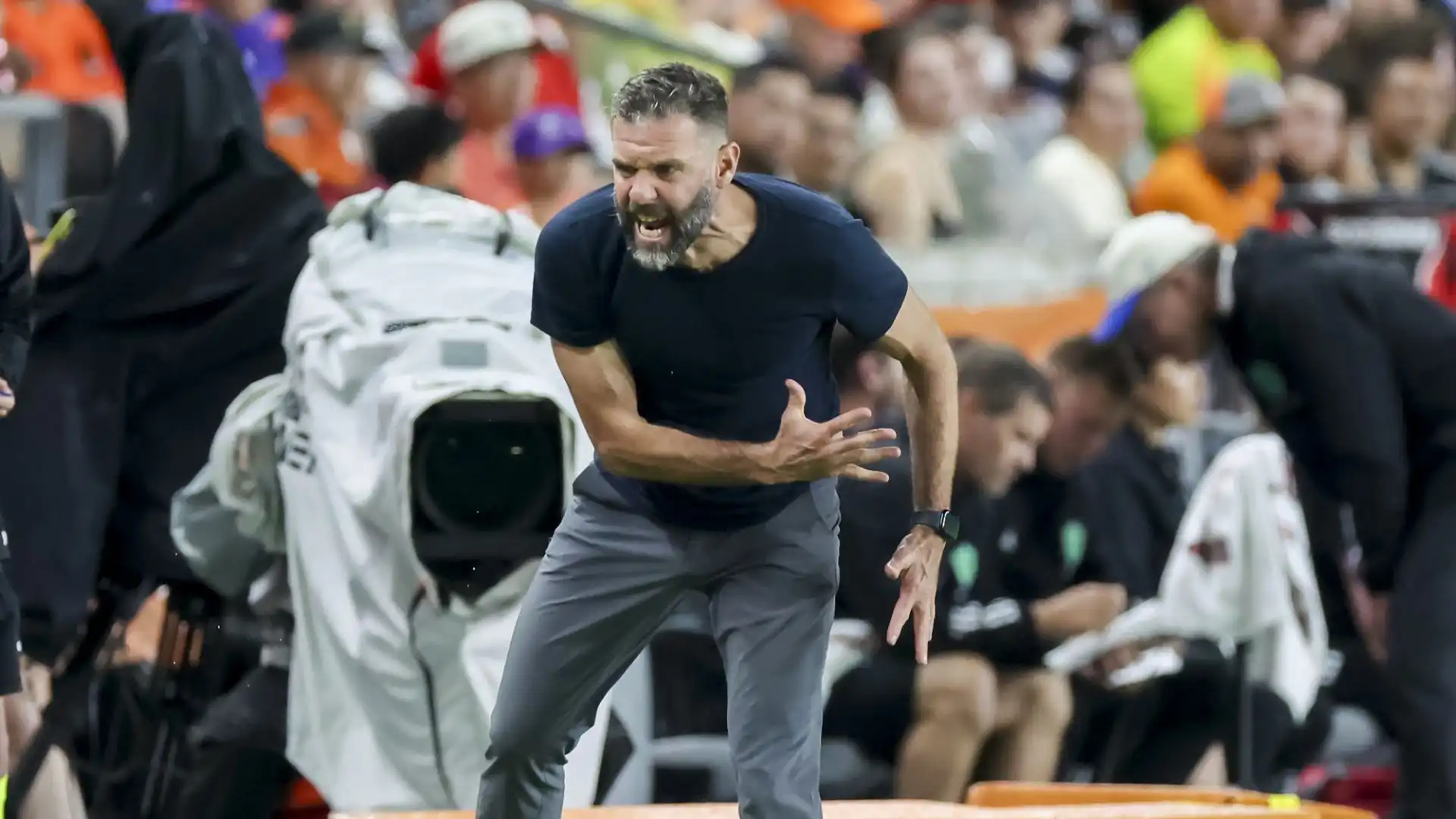 La Houston Dynamo ha pagato cara la follia del suo giocatore, qui duramente rimproverato dal suo allenatore