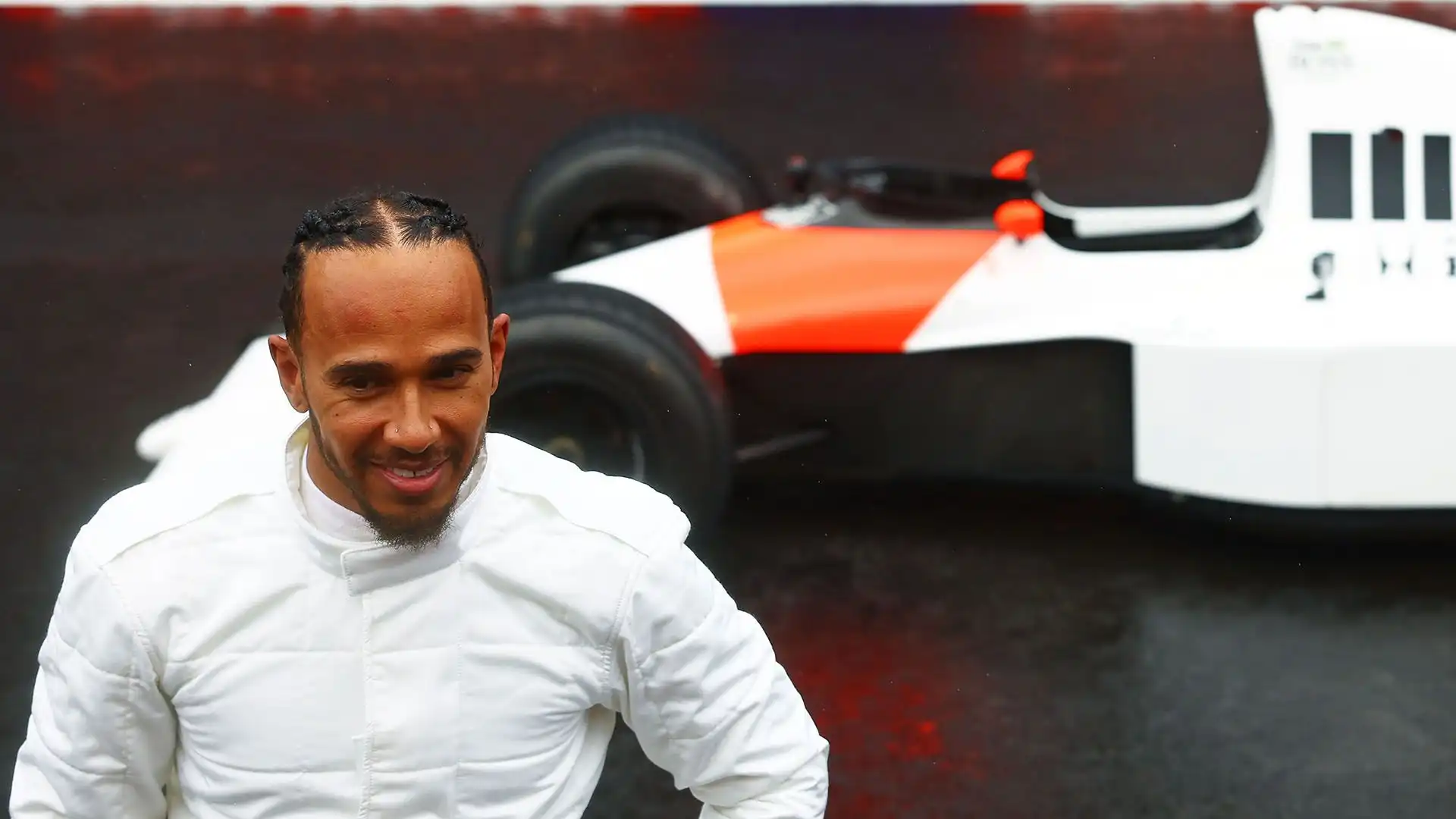 Hamilton prima del Gran Premio del Brasile ha percorso un giro con la McLaren MP4/5B che un tempo fu di Ayrton Senna