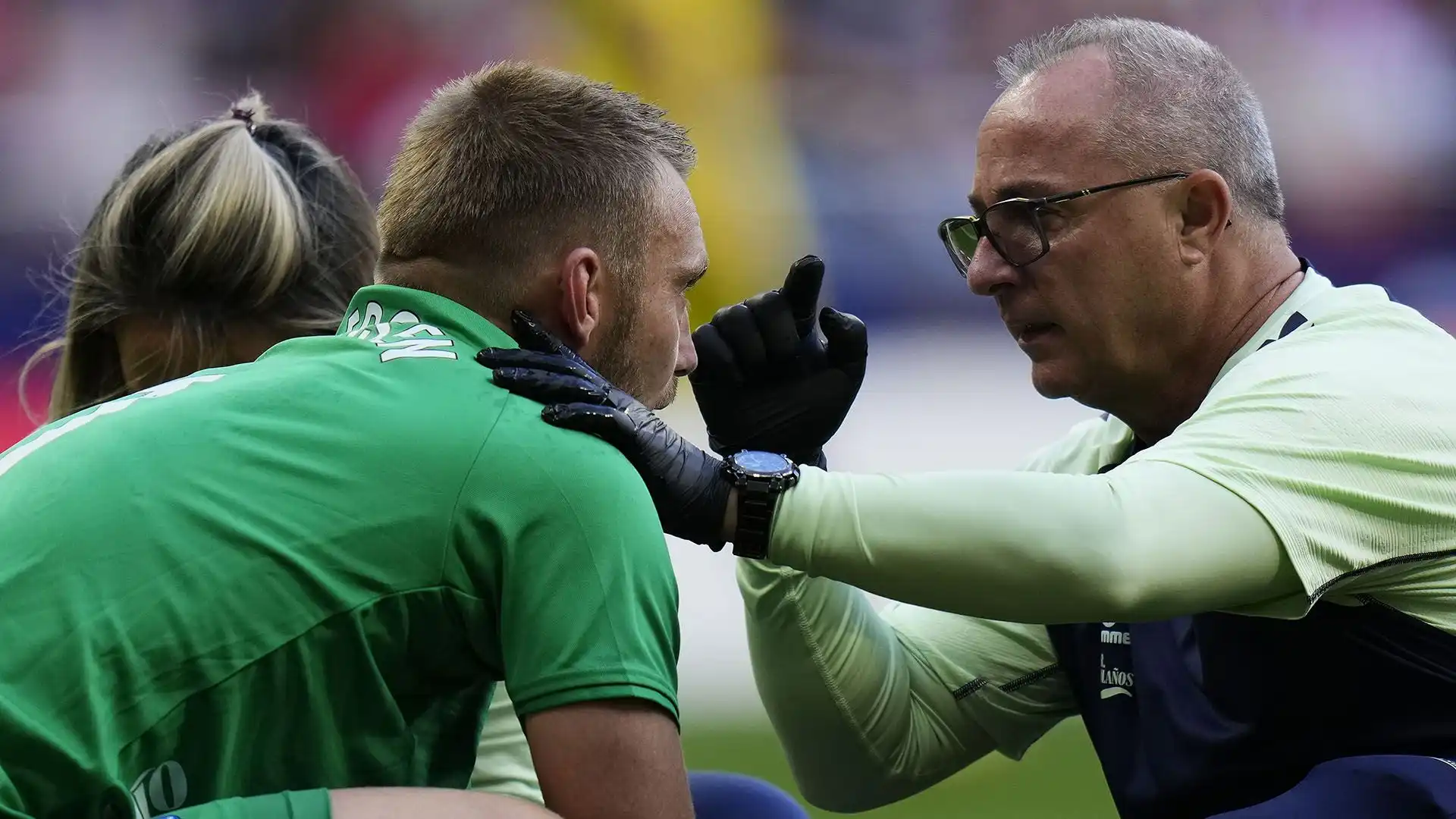 Il portiere è caduto a terra e l'arbitro ha sospeso il gioco