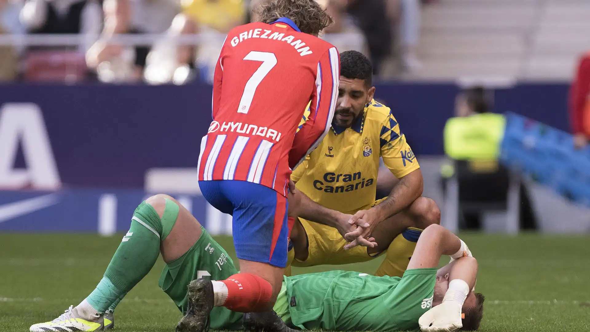 Il calciatore dell'Atletico Madrid ha colpito in testa il portiere olandese