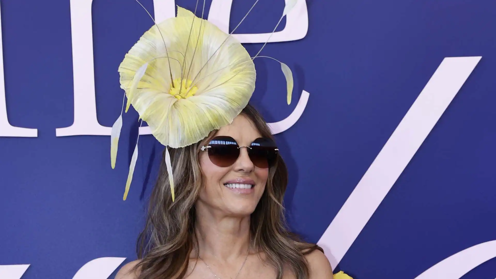 Arrivo in grande stile per Liz Hurley a Flemington per il Melbourne Cup Day.