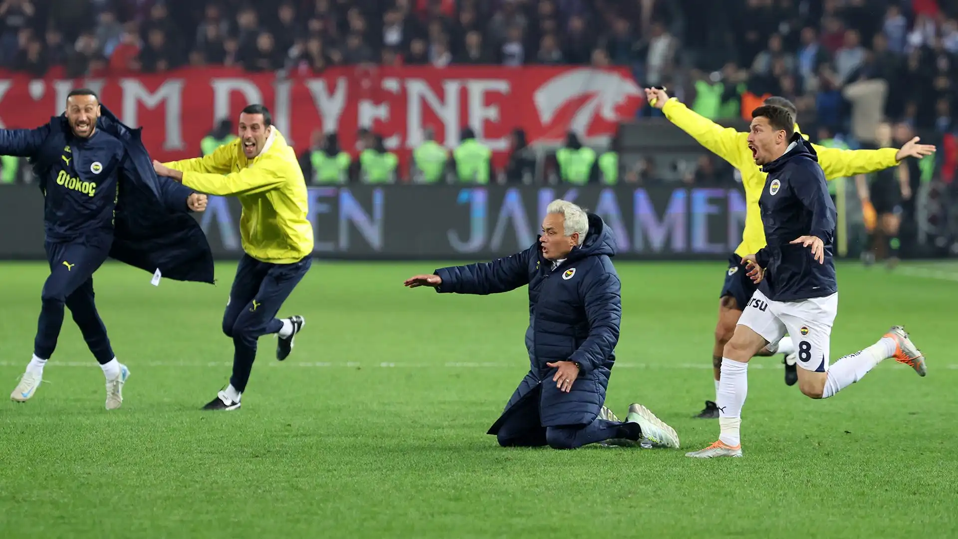 Pazza esultanza di Mourinho nel finale della partita tra Fenerbahce e Trabzonspor