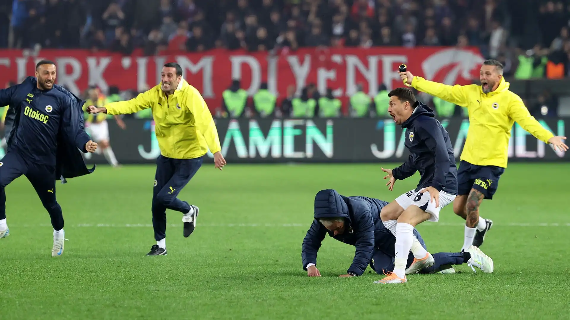 Lo Special One ha cercato di esultare scivolando sulle ginocchia come un calciatore, ma è caduto con la faccia sul prato