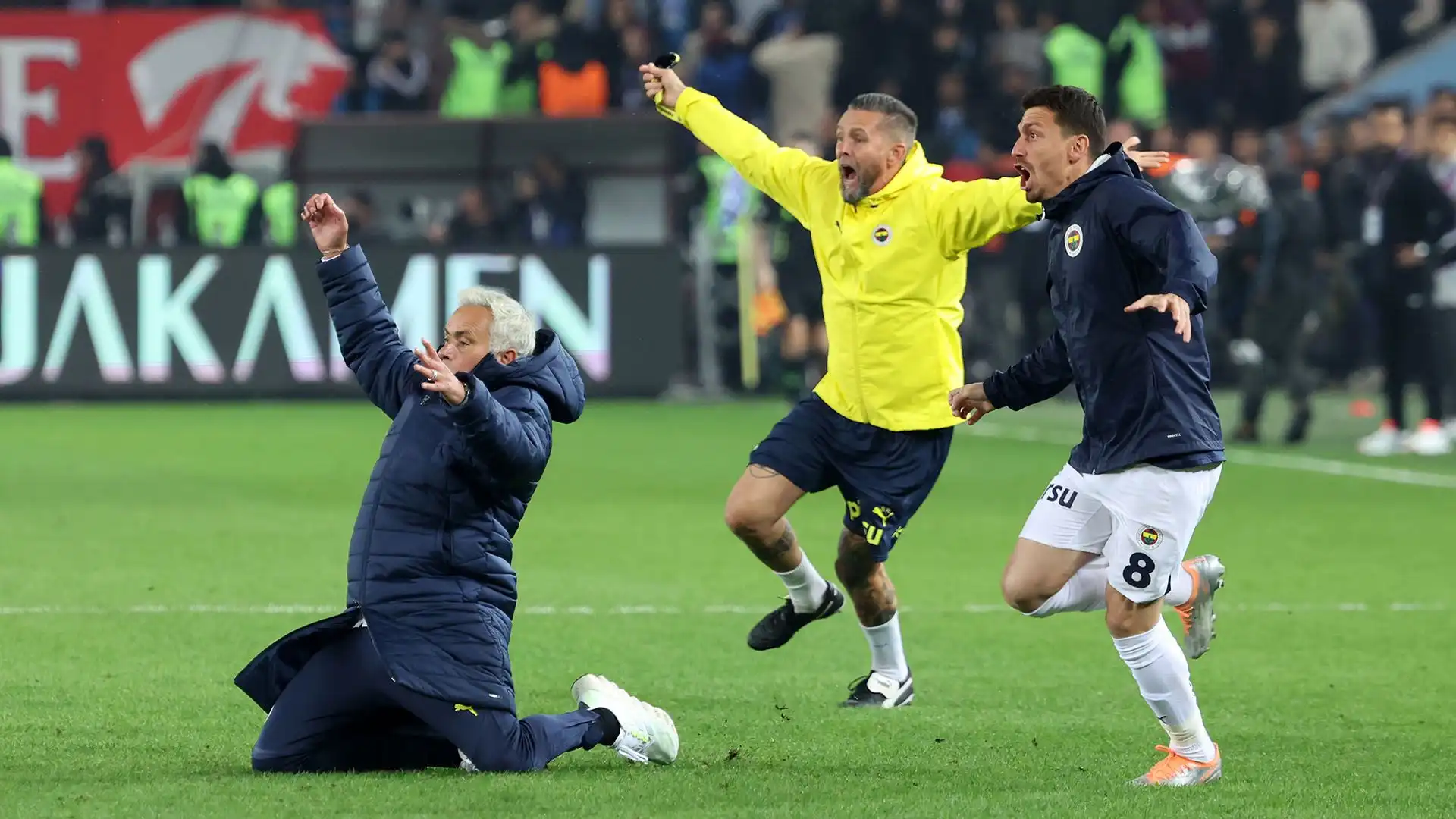 Mourinho cade e rotola in campo: ma ora rischia la squalifica