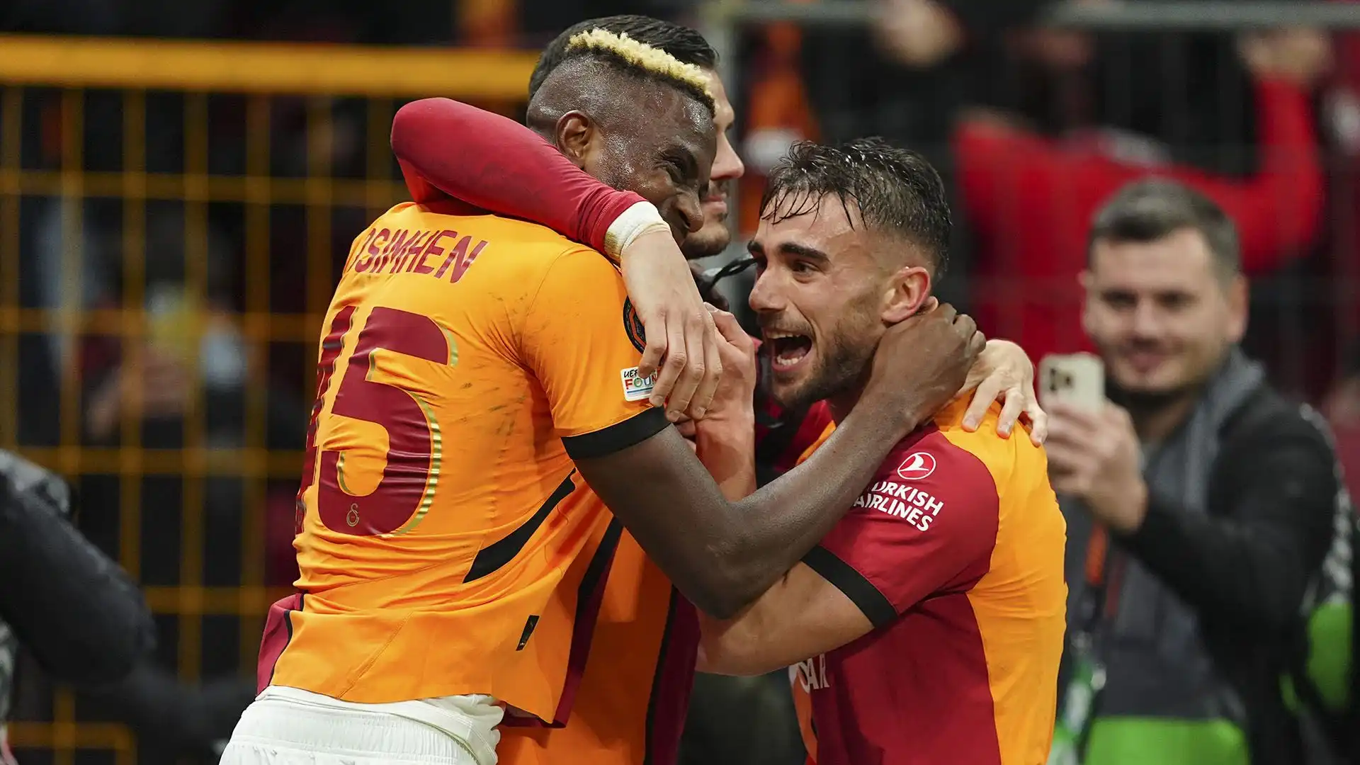 L'attaccante nigeriano, in prestito dal Napoli, ha trascinato alla vittoria il Galatasaray in Europa League