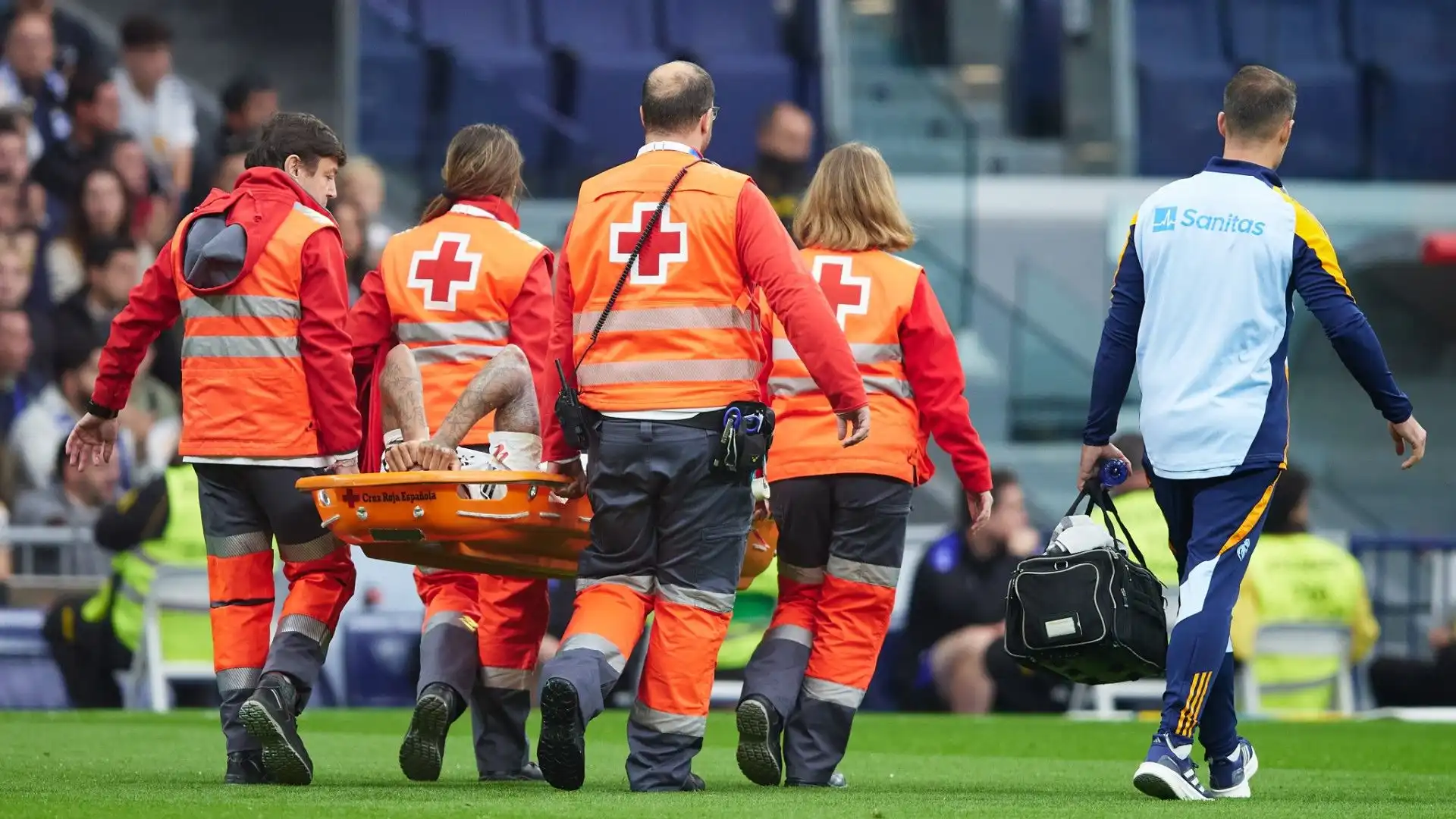 Dopo i primi soccorsi, Eder Militao è stato portato fuori dal campo in barella