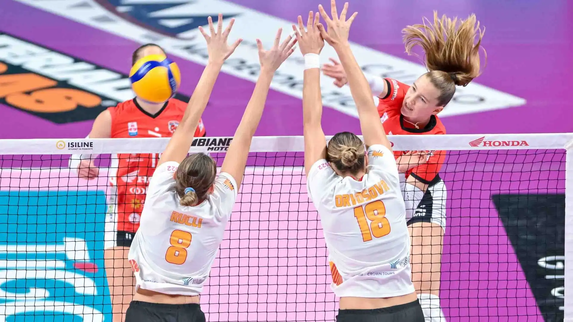 Alla fine è l’ace di Orvošová a chiudere il match a favore delle giallorosse (25-13), che a febbraio sfideranno in semifinale le tedesche del Potsdam.