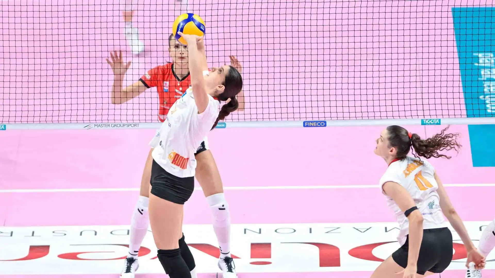 Anna Adelusi (schiacciatrice SMI Roma Volley): “Eravamo partite con l’obiettivo di conquistare la semifinale e lo abbiamo raggiunto, dando continuità all’ottima prestazione contro Cuneo in campionato. Già da domani ripartiremo a tutta per preparare la gara di domenica prossima con Vallefoglia”.