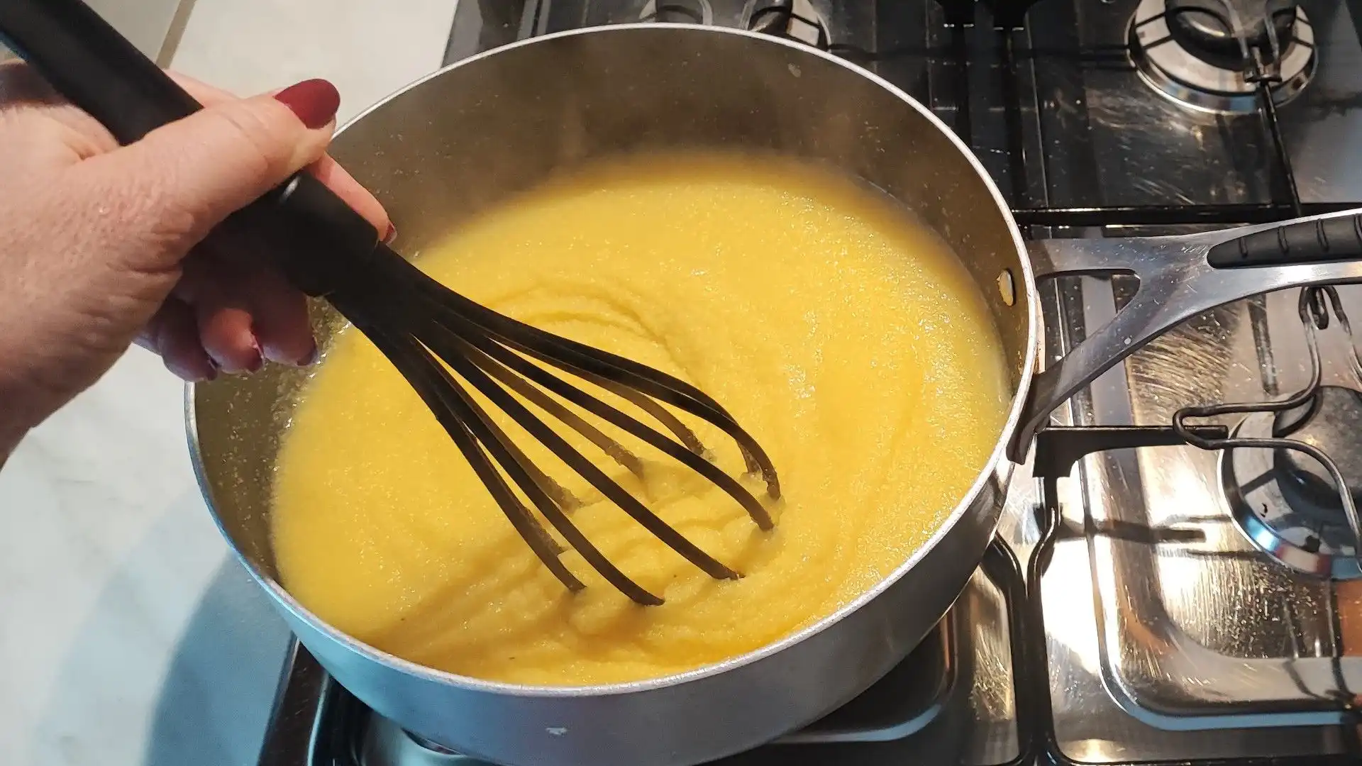 Continuiamo a mescolare per 8 minuti, poi la nostra polenta sarà pronta!