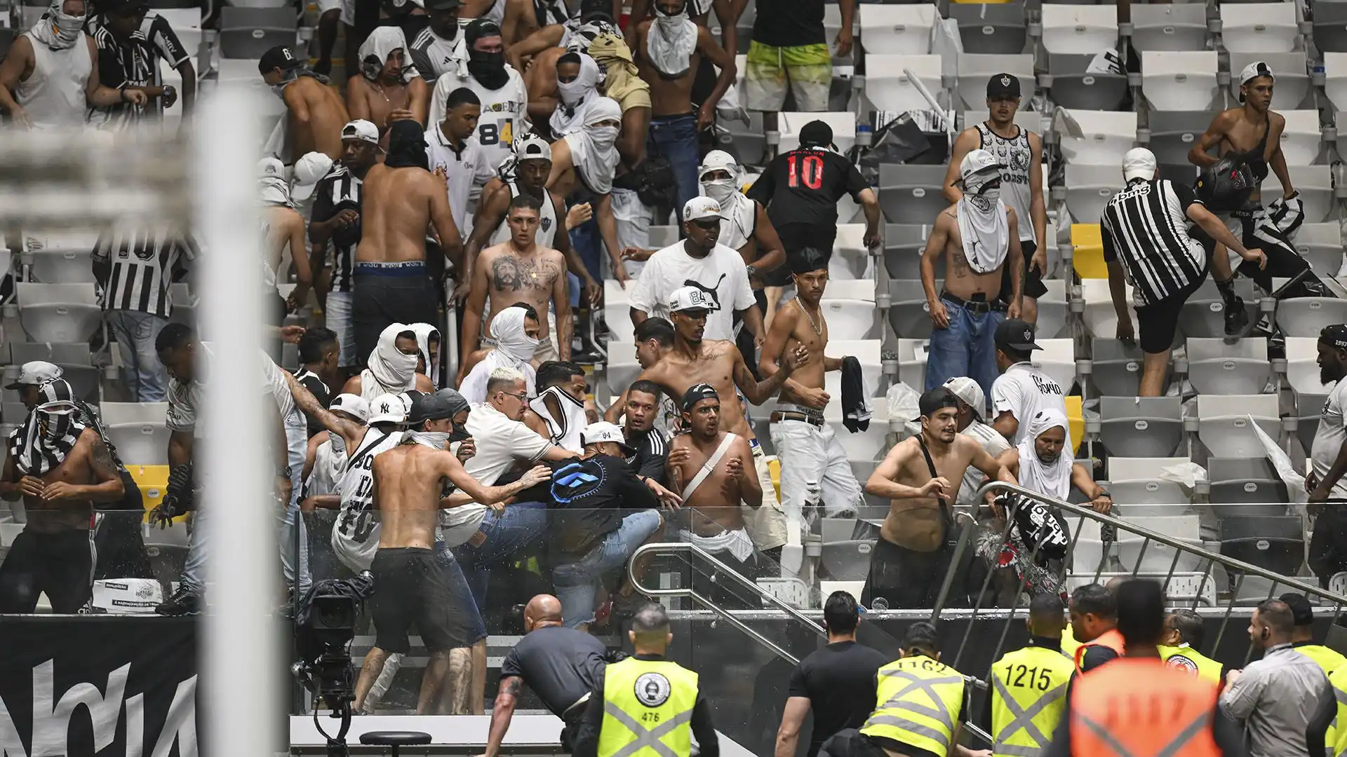 I tifosi hanno poi ingaggiato uno scontro con gli steward e con la polizia