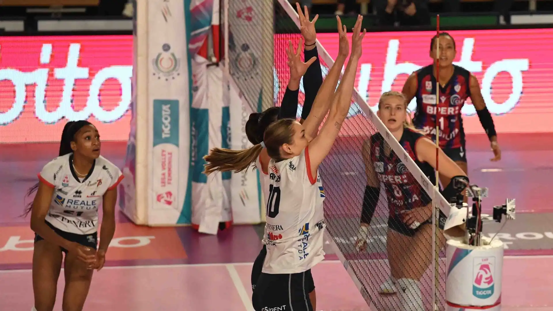 Senza storia i primi due set che vengono vinti entrambi 25-16, con strappi decisivi nelle fasi centrali; più combattuta la terza frazione che nel finale si risolve 25-22 per le chieresi in rimonta da 13-16.