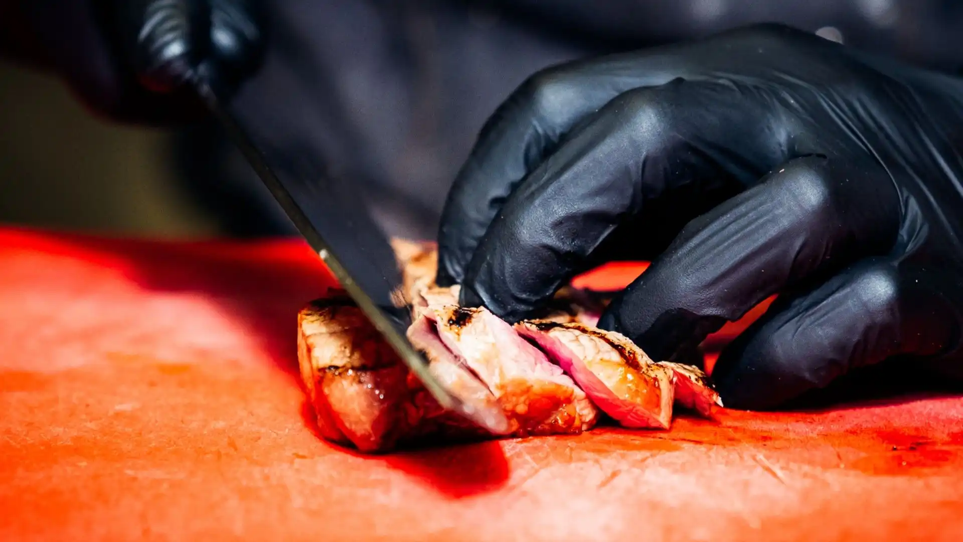 Perfettamente cotta al sangue, la tagliata di manzo si scioglie in bocca regalando un'esperienza unica