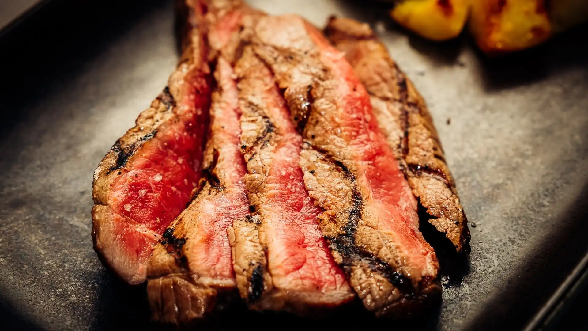 Un taglio di carne di qualità e una cottura rapida a fuoco vivo: ecco il segreto della tagliata perfetta