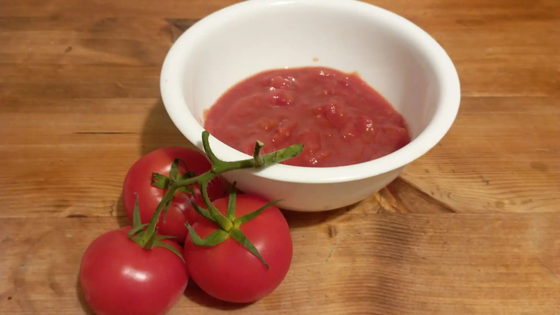 Aggiungere la polpa di pomodoro: essenza della cucina mediterranea dal colore vivace che mette allegria