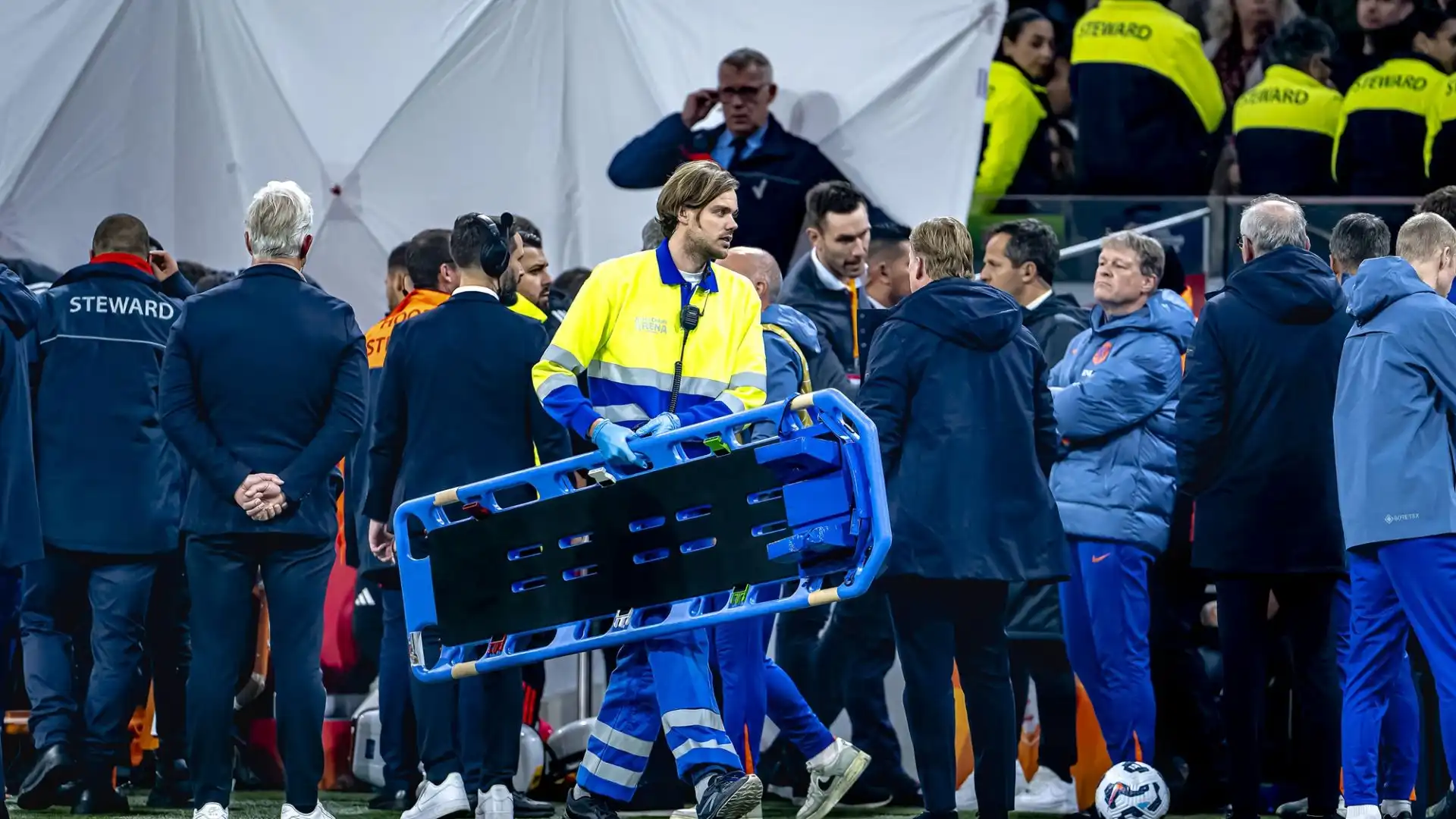 Szalai è stato trasportato fuori dal campo, e poi all'ospedale di Amsterdam