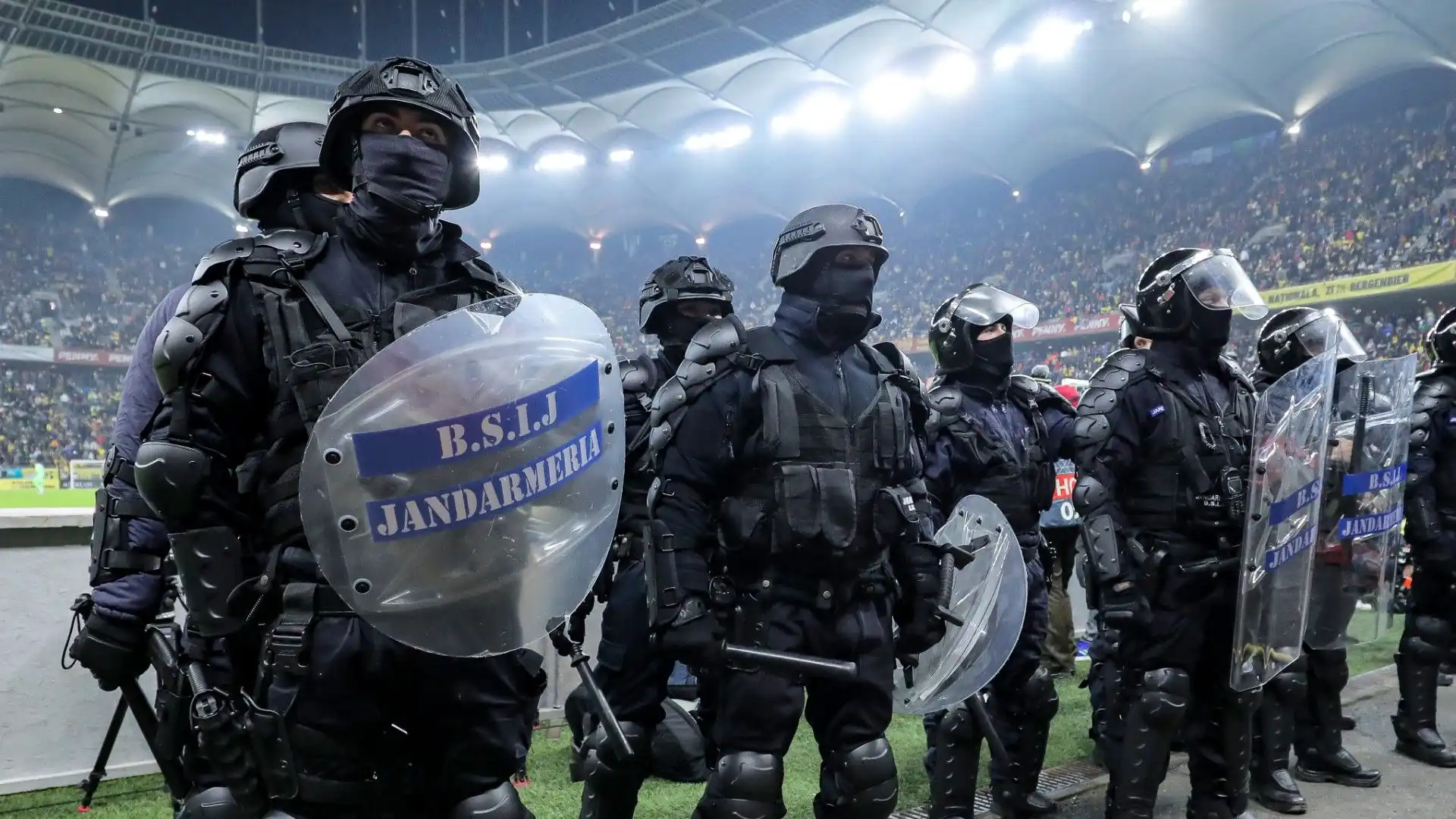 La partita finisce malissimo: entra la polizia, i calciatori escono dal campo. Foto