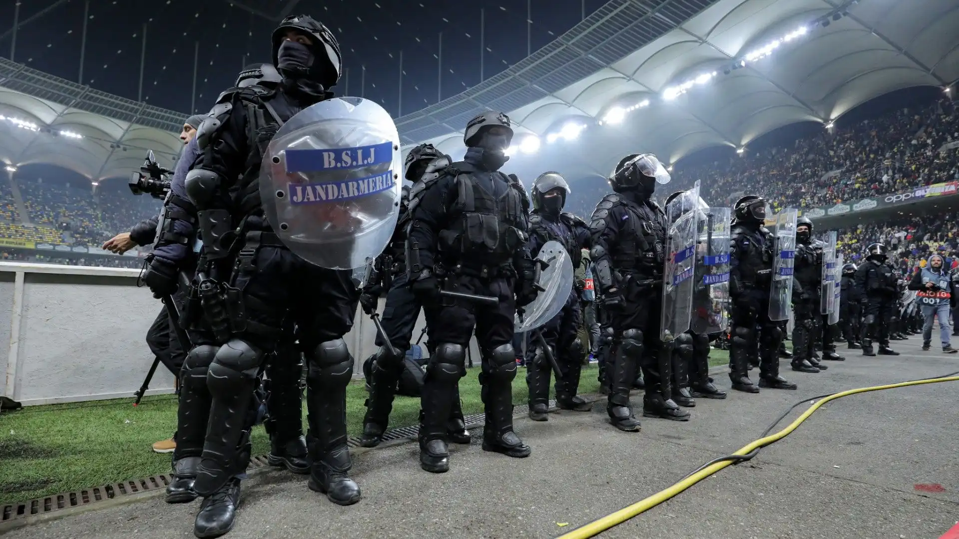 Molti tifosi di altri settori hanno abbandonato lo stadio per paura