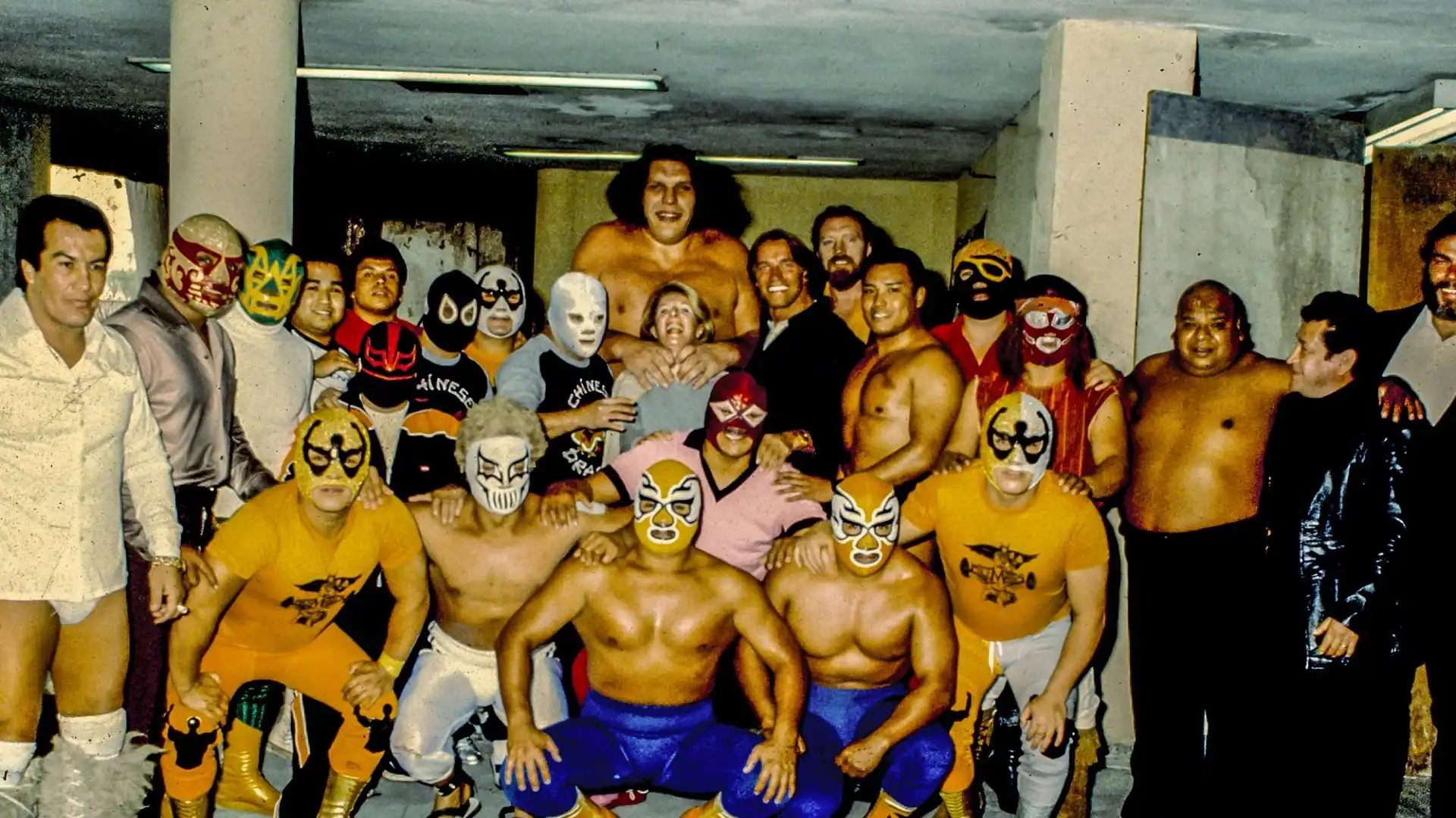 Qui André the Giant e Schwarzenegger fecero una foto con diversi wrestler messicani