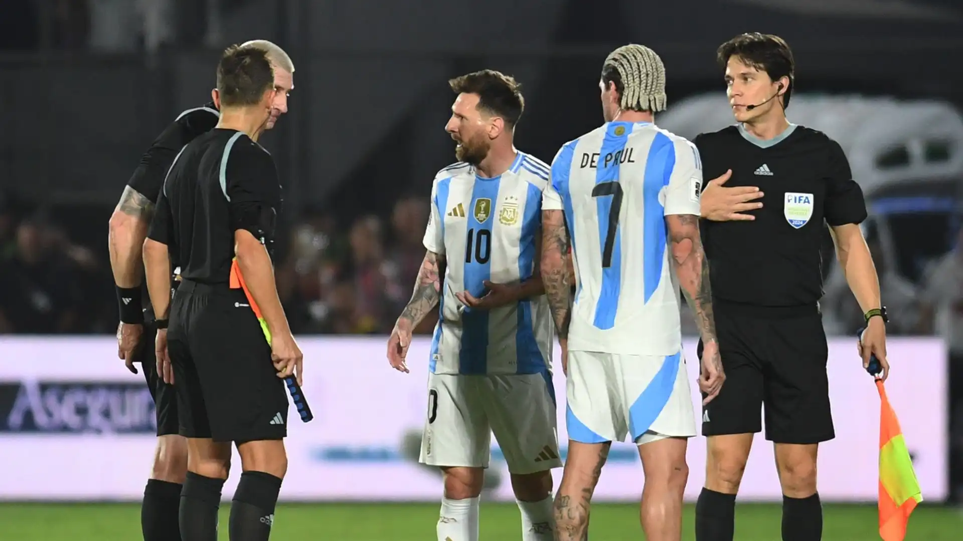 Il capitano Lionel Messi e l'allenatore dell'Argentina Lionel Scaloni hanno duramente contestato l'arbitraggio di Anderson Daronco