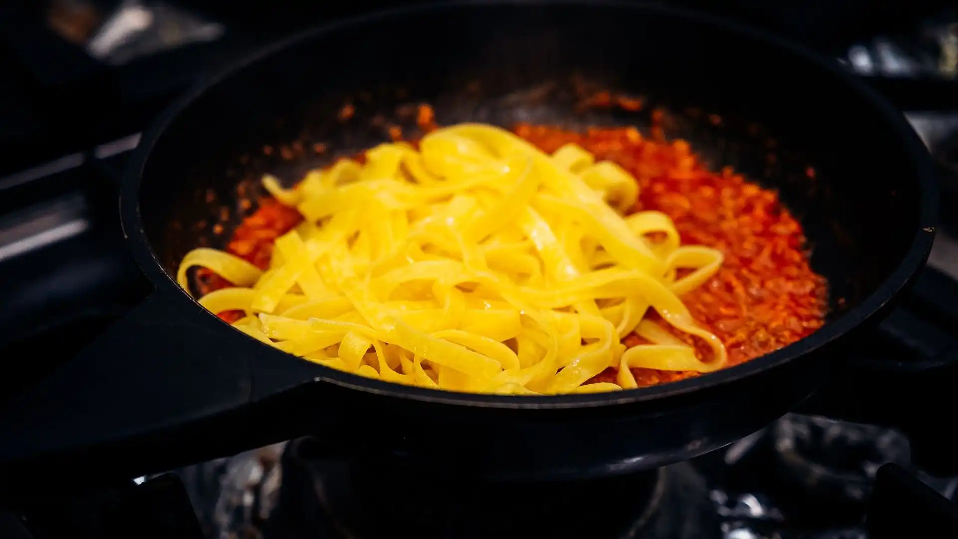 Una volta cotte le tagliatelle, tuffale nella padella con il ragù