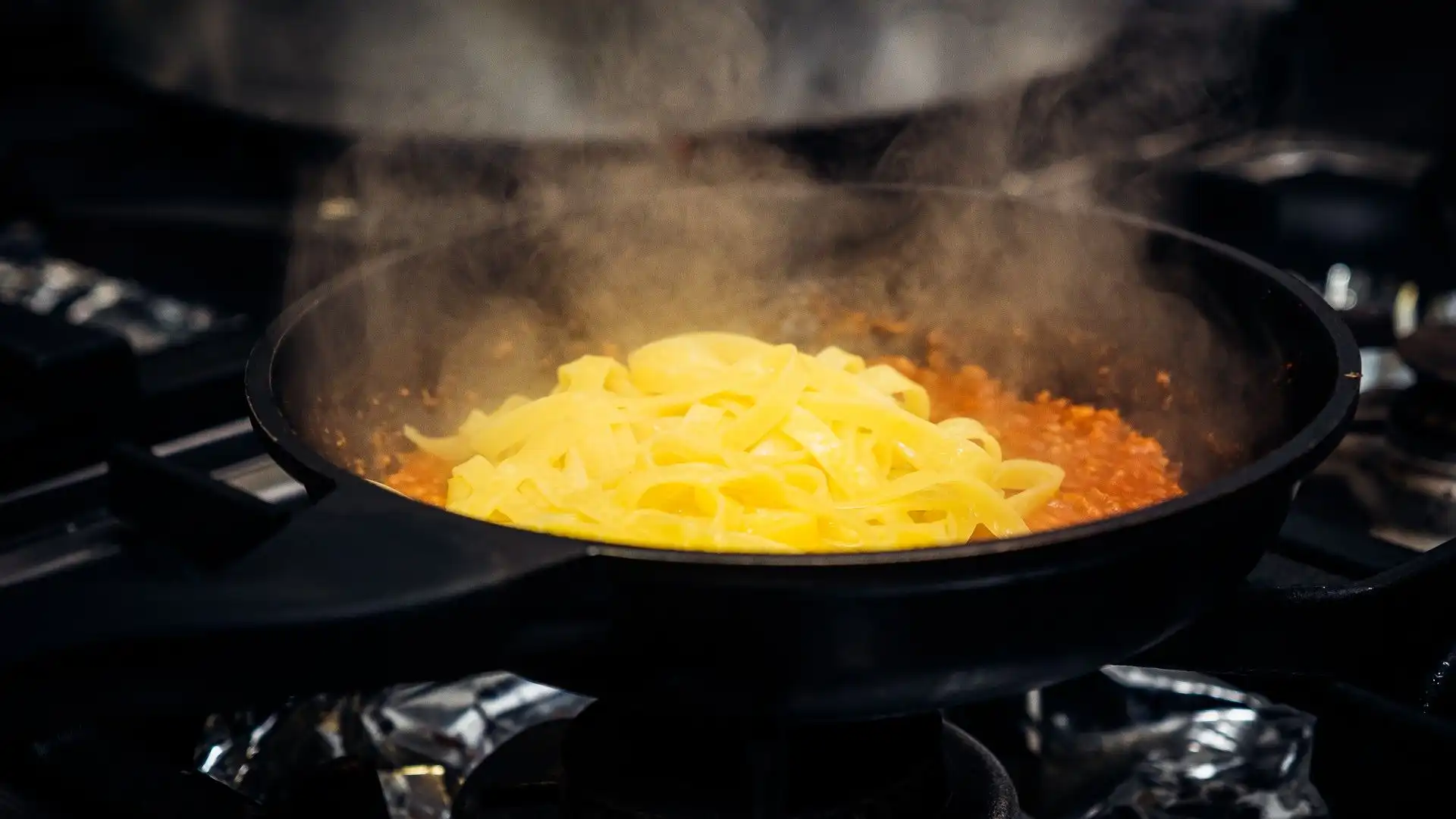 In questa maniera la pasta si impregnerà di tutto il sugo