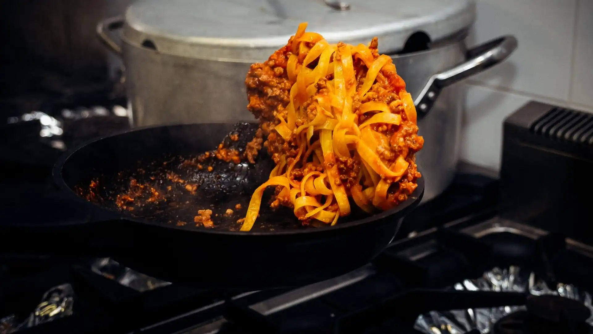 Fai saltare le tagliatelle per distribuire bene il sugo su tutta la pasta