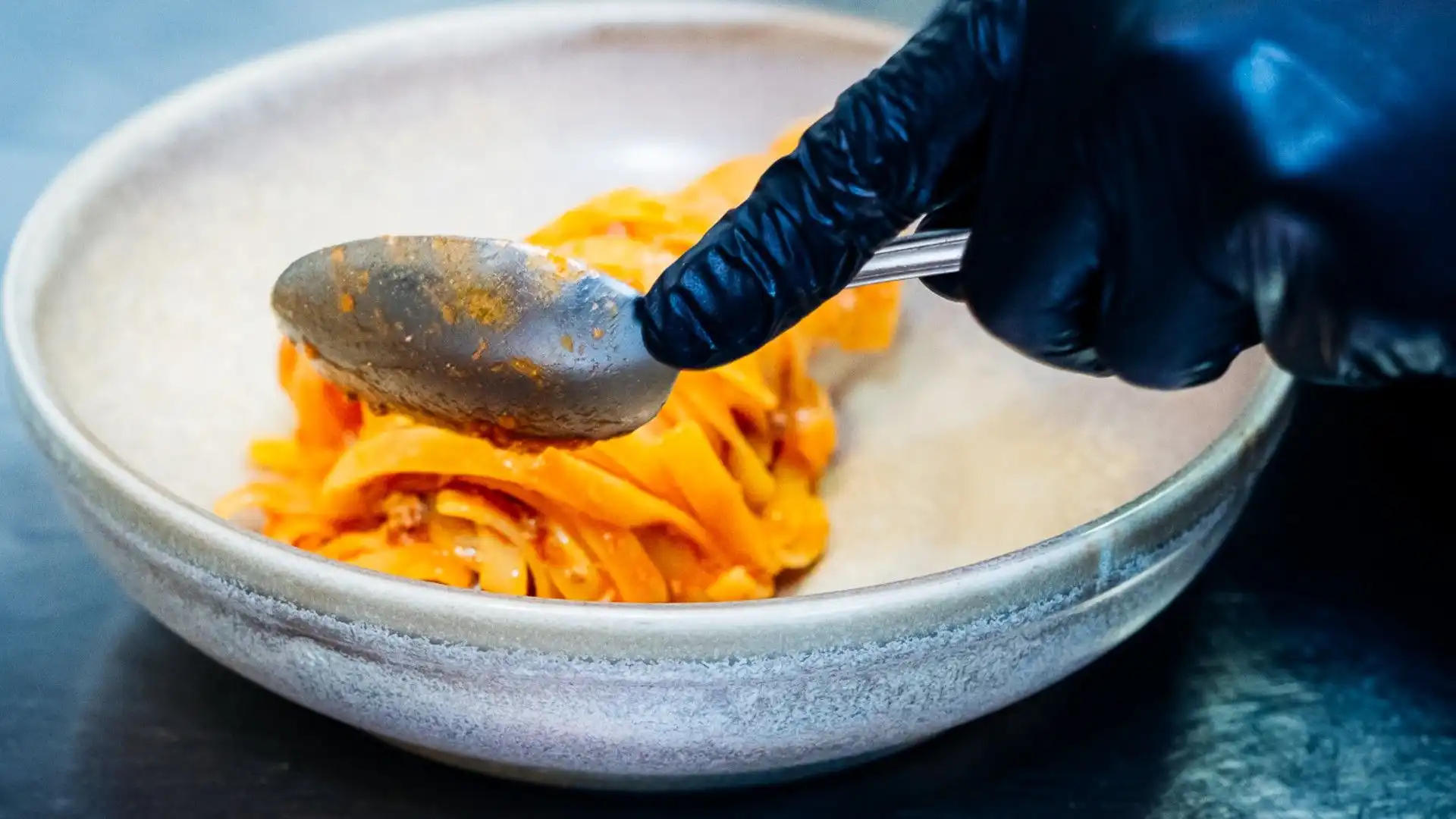 Distribuisci il ragù rimasto nella padella sulla pasta