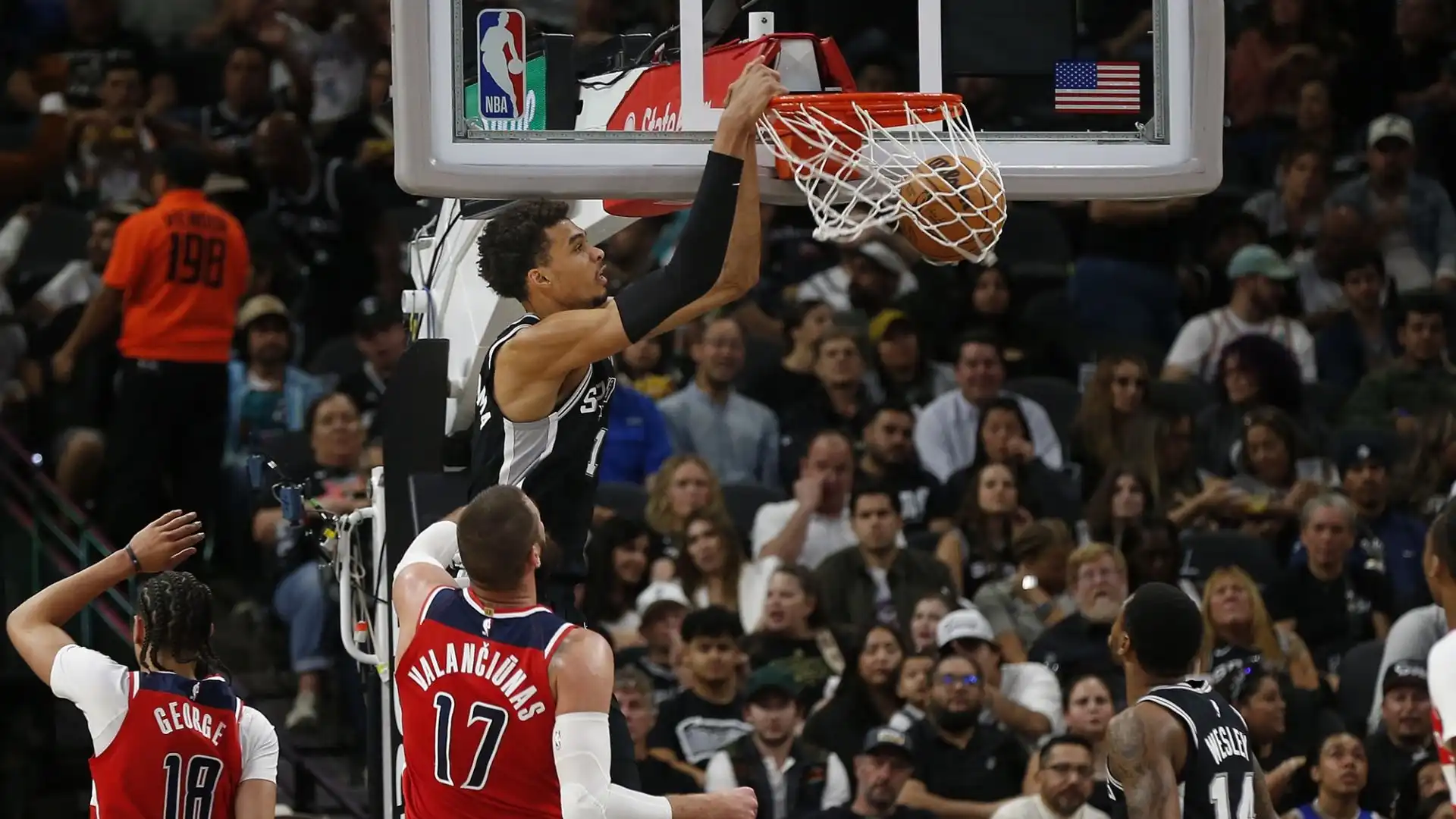 Wembanyama a 20 anni è diventato il pivot più giovane a realizzare 50 punti in una partita di NBA