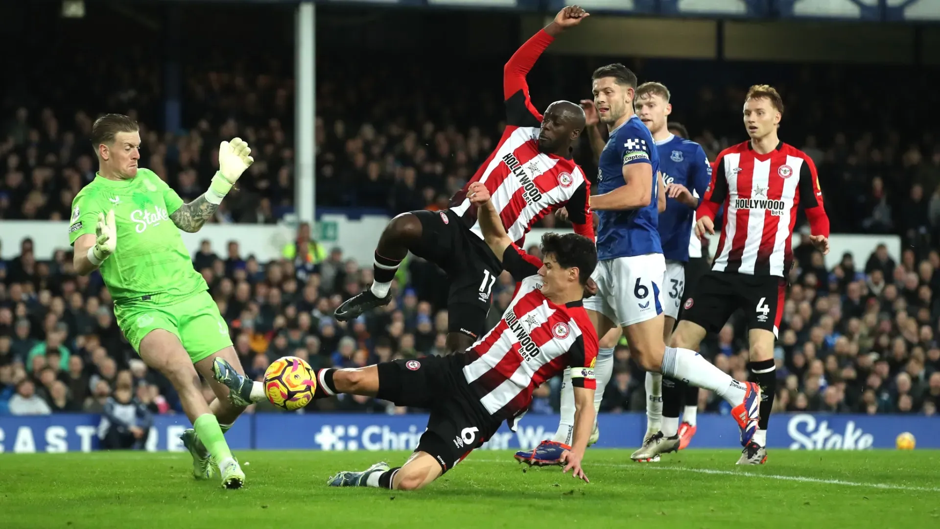 Il capitano del Brentford ha fatto un fallo terribile ai danni di Jordan Pickford