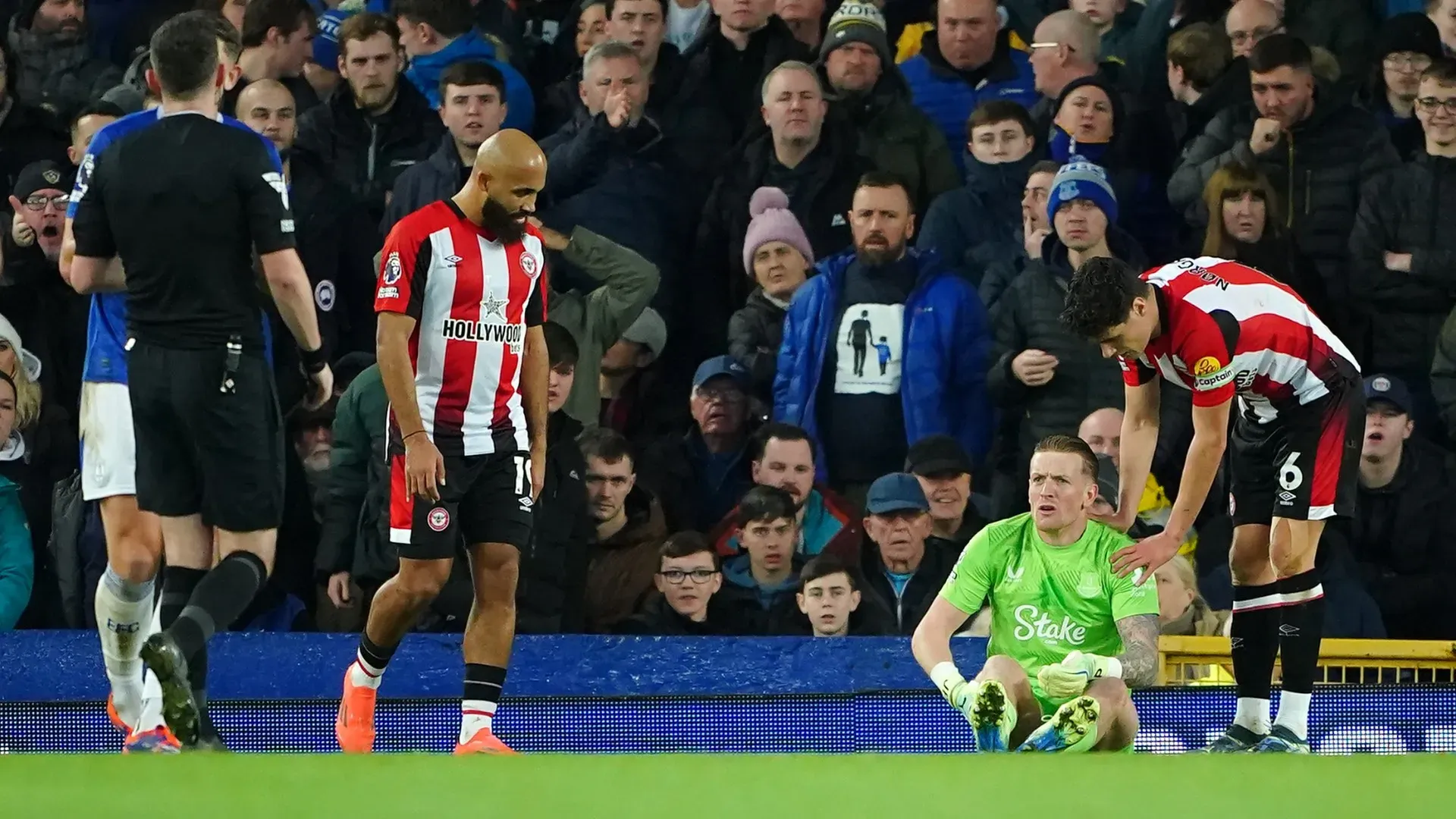 Il capitano del Brentford si è scusato subito con il portiere dell'Everton