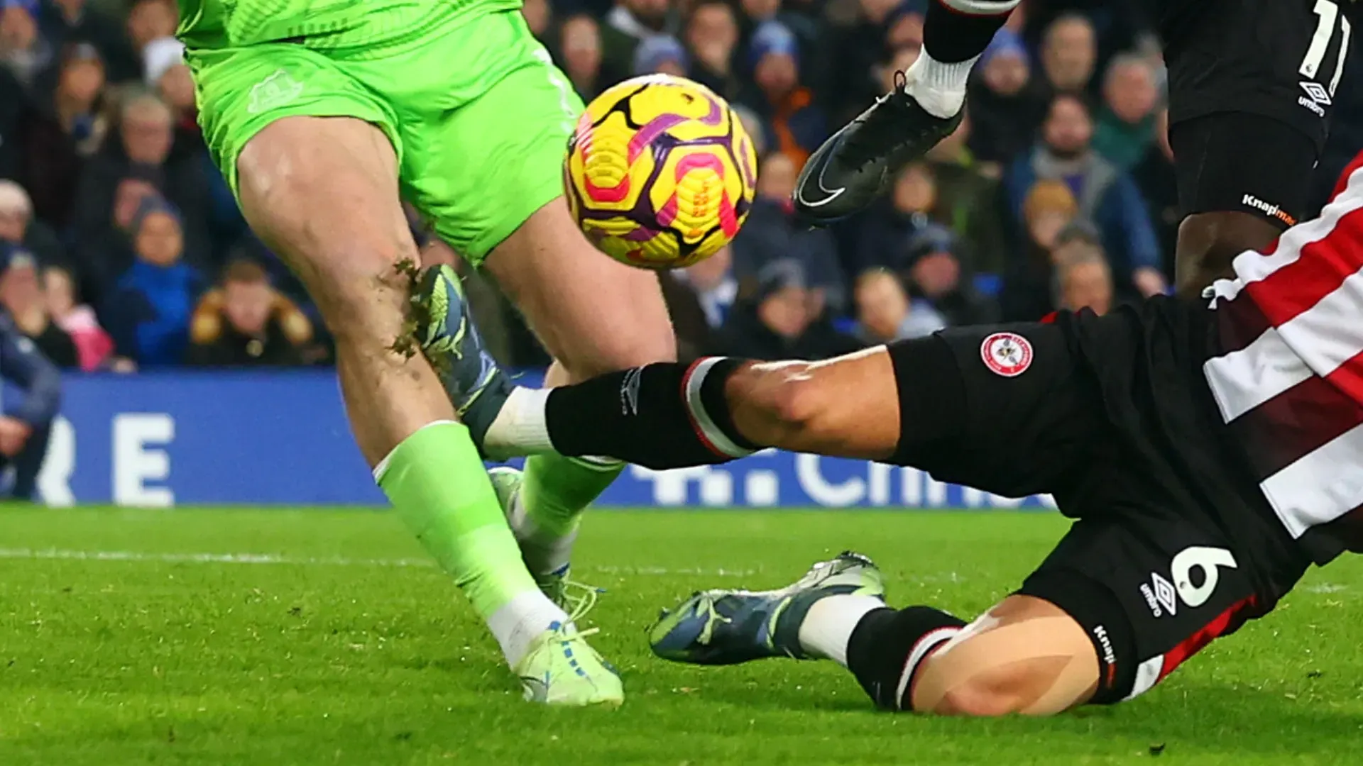 Norgaard ha tentato di intercettare il pallone ma ha colpito il ginocchio di Pickford