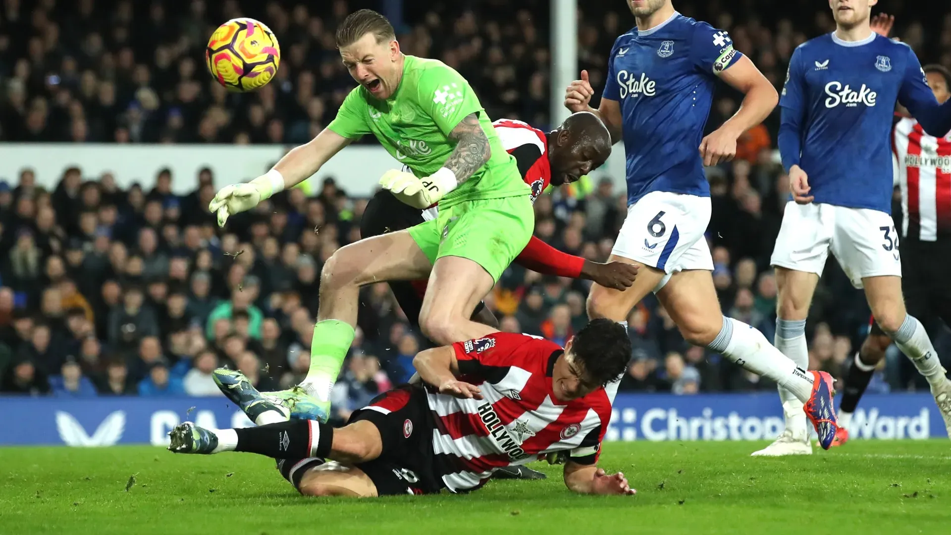 Pickford ha urlato dal dolore richiamando l'attenzione dell'arbitro