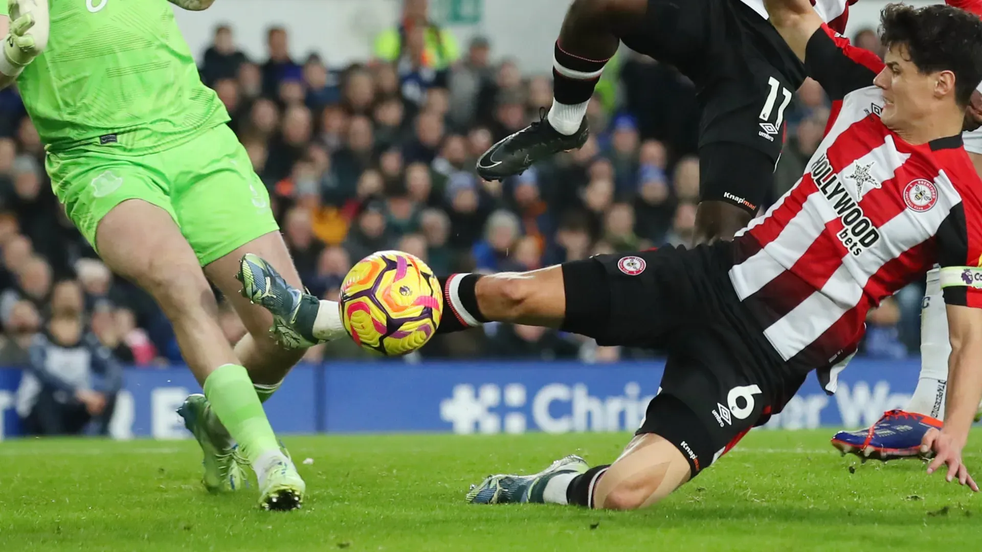 Avrebbe potuto spezzare la gamba del portiere inglese: ha rischiato tantissimo