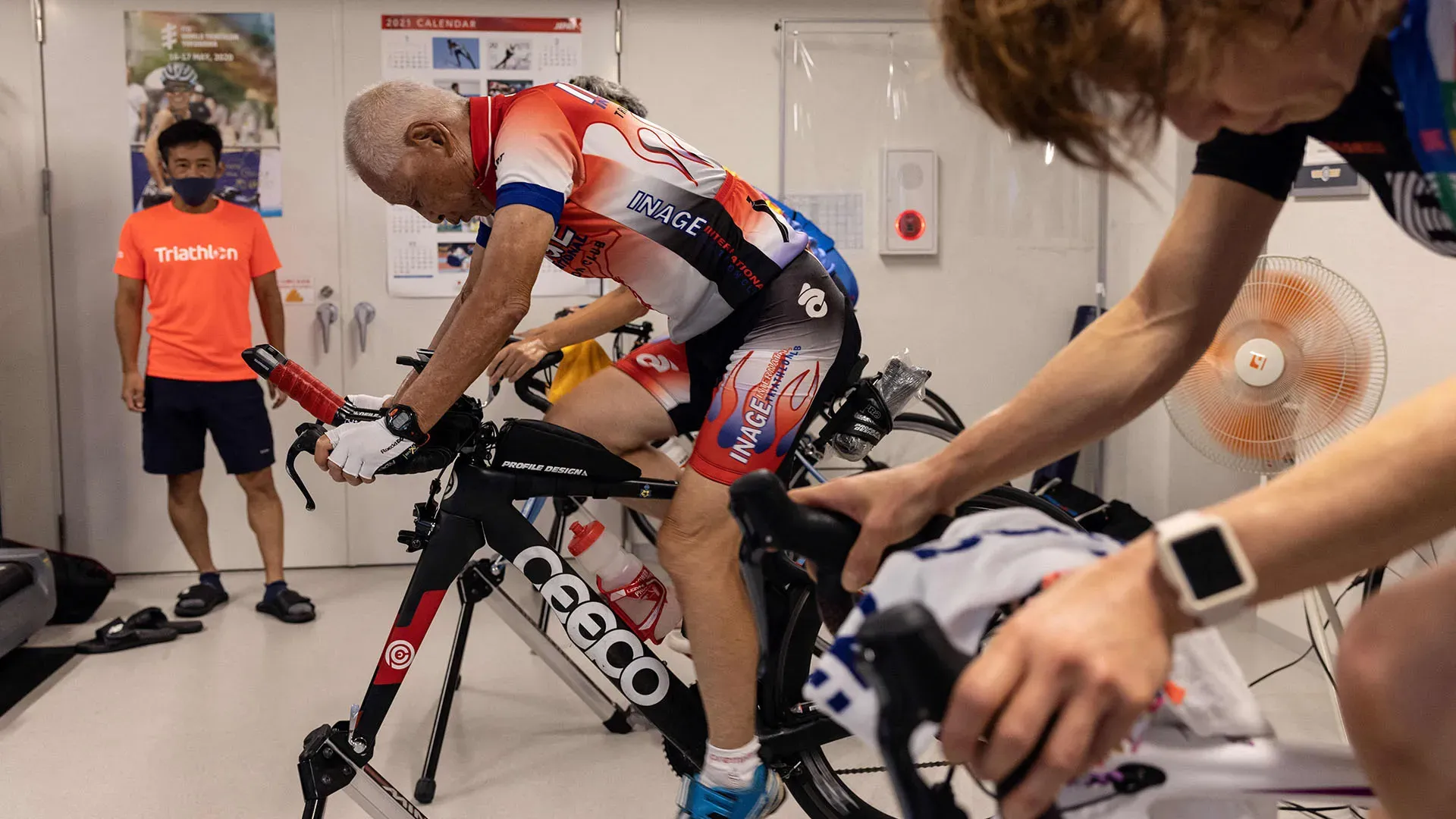 In poco meno di 17 ore ha completato una nuotata di 3,8 km, una corsa in bicicletta di 180 km e una maratona di 42 km​