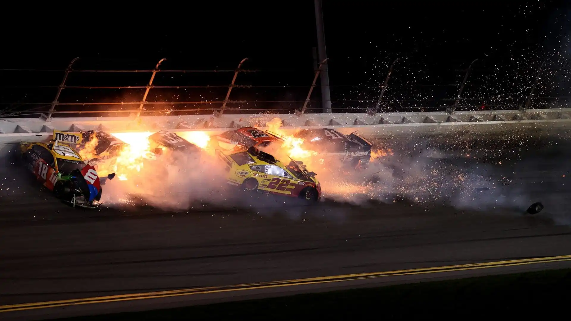 Oltre 15 auto coinvolte nello schianto durante la 63a edizione annuale della NASCAR Cup Series Daytona 500